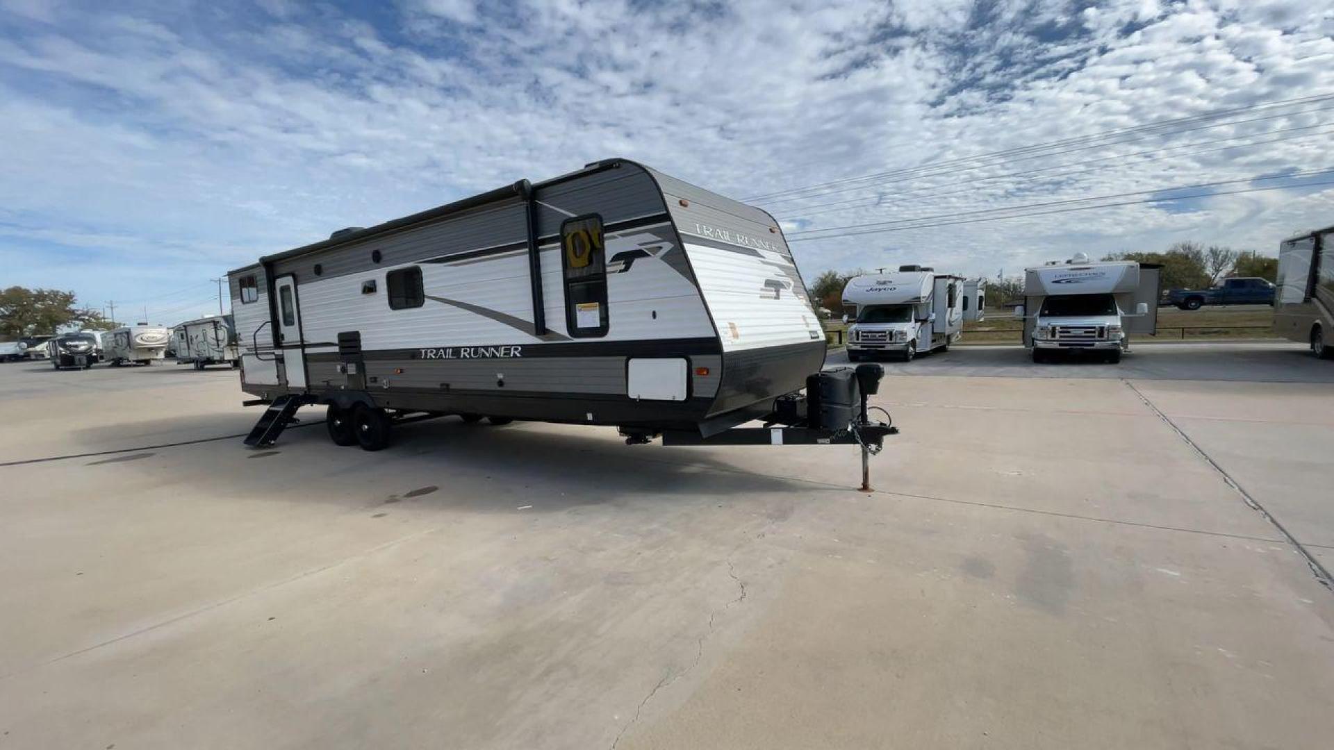 2021 HEARTLAND TRAIL RUNNER 31DB (5SFEB3720ME) , Length: 36.75 ft. | Dry Weight: 7,240 lbs. | Gross Weight: 9,600 lbs | Slides: 1 transmission, located at 4319 N Main St, Cleburne, TX, 76033, (817) 678-5133, 32.385960, -97.391212 - Photo#3