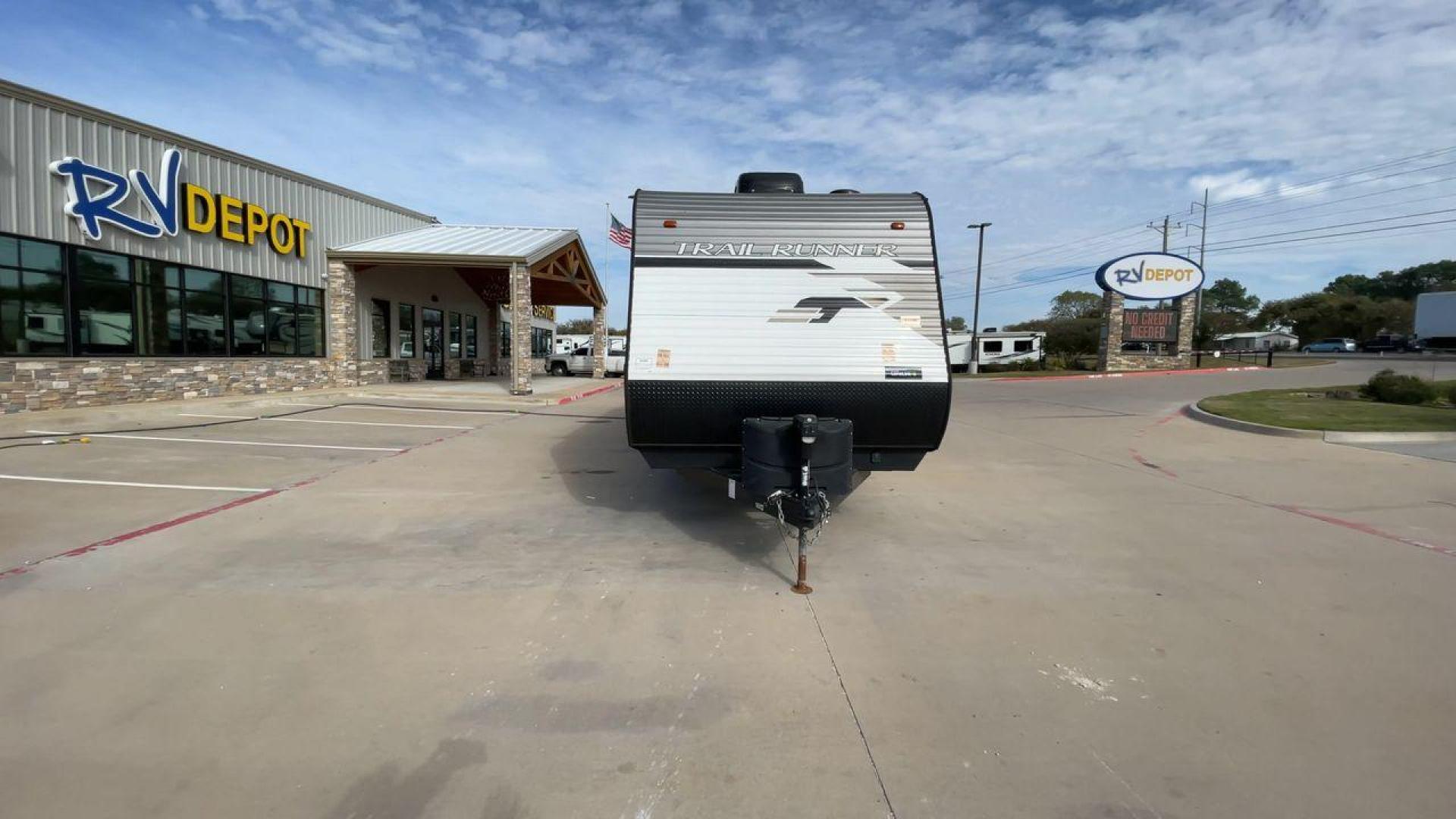 2021 HEARTLAND TRAIL RUNNER 31DB (5SFEB3720ME) , Length: 36.75 ft. | Dry Weight: 7,240 lbs. | Gross Weight: 9,600 lbs | Slides: 1 transmission, located at 4319 N Main St, Cleburne, TX, 76033, (817) 678-5133, 32.385960, -97.391212 - Photo#4