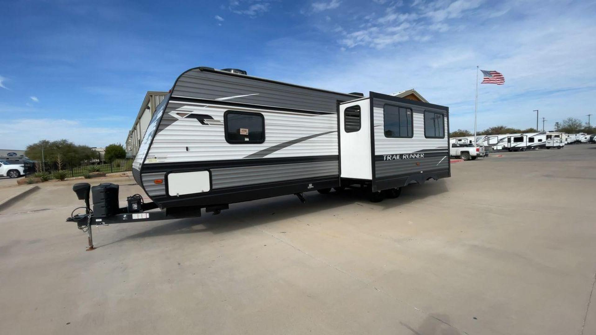 2021 HEARTLAND TRAIL RUNNER 31DB (5SFEB3720ME) , Length: 36.75 ft. | Dry Weight: 7,240 lbs. | Gross Weight: 9,600 lbs | Slides: 1 transmission, located at 4319 N Main St, Cleburne, TX, 76033, (817) 678-5133, 32.385960, -97.391212 - Photo#5