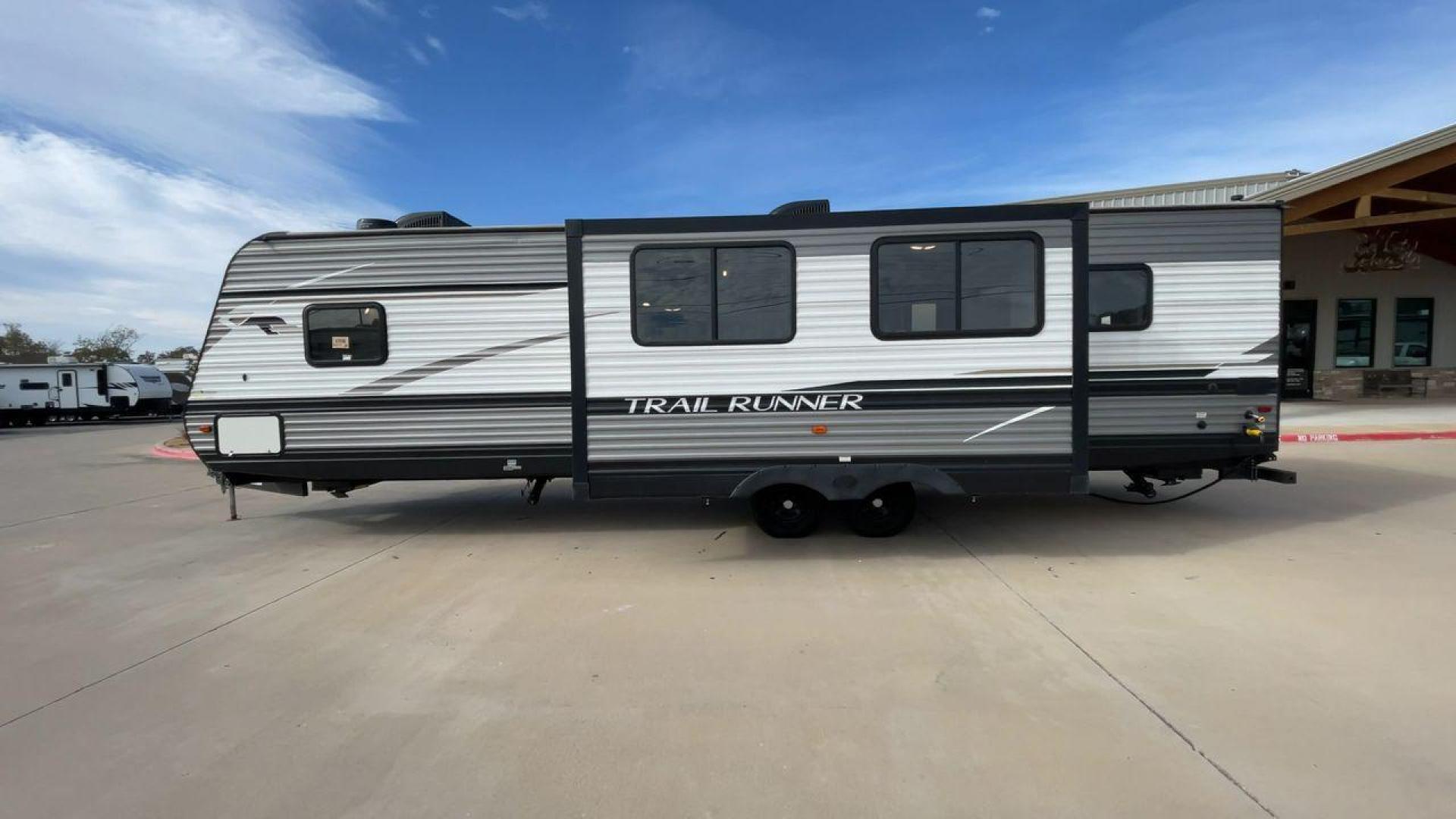 2021 HEARTLAND TRAIL RUNNER 31DB (5SFEB3720ME) , Length: 36.75 ft. | Dry Weight: 7,240 lbs. | Gross Weight: 9,600 lbs | Slides: 1 transmission, located at 4319 N Main St, Cleburne, TX, 76033, (817) 678-5133, 32.385960, -97.391212 - Photo#6