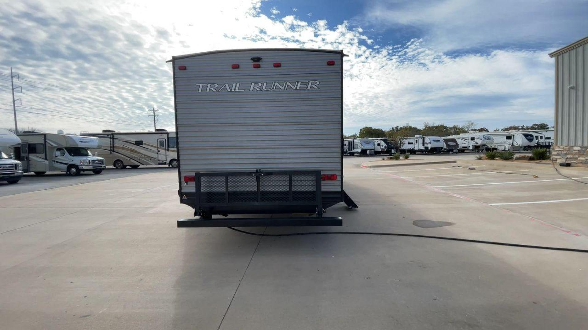 2021 HEARTLAND TRAIL RUNNER 31DB (5SFEB3720ME) , Length: 36.75 ft. | Dry Weight: 7,240 lbs. | Gross Weight: 9,600 lbs | Slides: 1 transmission, located at 4319 N Main St, Cleburne, TX, 76033, (817) 678-5133, 32.385960, -97.391212 - Photo#8