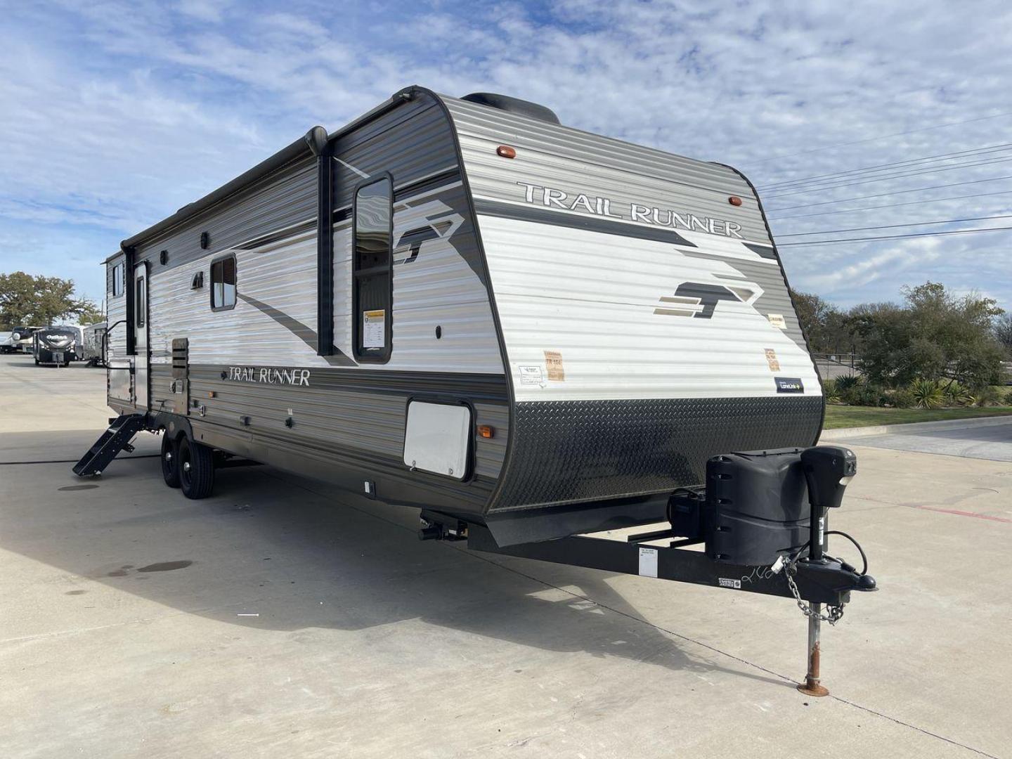 2021 HEARTLAND TRAIL RUNNER 31DB (5SFEB3720ME) , Length: 36.75 ft. | Dry Weight: 7,240 lbs. | Gross Weight: 9,600 lbs | Slides: 1 transmission, located at 4319 N Main St, Cleburne, TX, 76033, (817) 678-5133, 32.385960, -97.391212 - Photo#23