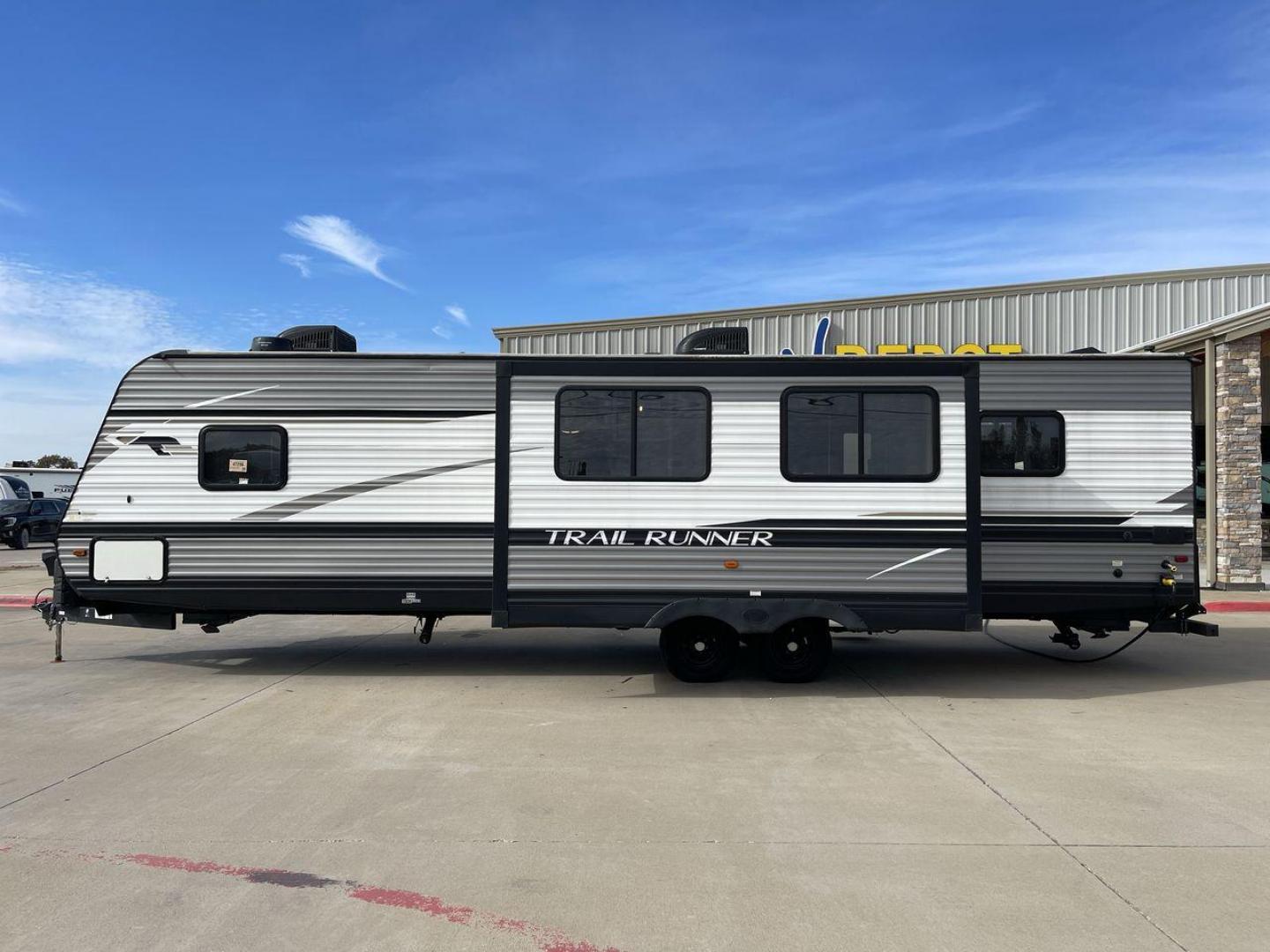 2021 HEARTLAND TRAIL RUNNER 31DB (5SFEB3720ME) , Length: 36.75 ft. | Dry Weight: 7,240 lbs. | Gross Weight: 9,600 lbs | Slides: 1 transmission, located at 4319 N Main St, Cleburne, TX, 76033, (817) 678-5133, 32.385960, -97.391212 - Photo#24