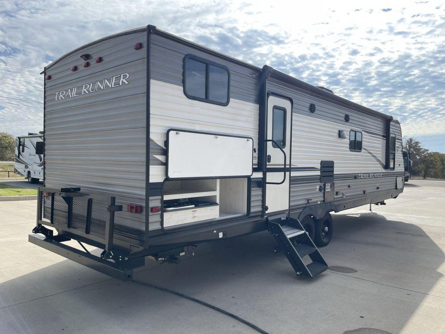 2021 HEARTLAND TRAIL RUNNER 31DB (5SFEB3720ME) , Length: 36.75 ft. | Dry Weight: 7,240 lbs. | Gross Weight: 9,600 lbs | Slides: 1 transmission, located at 4319 N Main St, Cleburne, TX, 76033, (817) 678-5133, 32.385960, -97.391212 - Photo#25