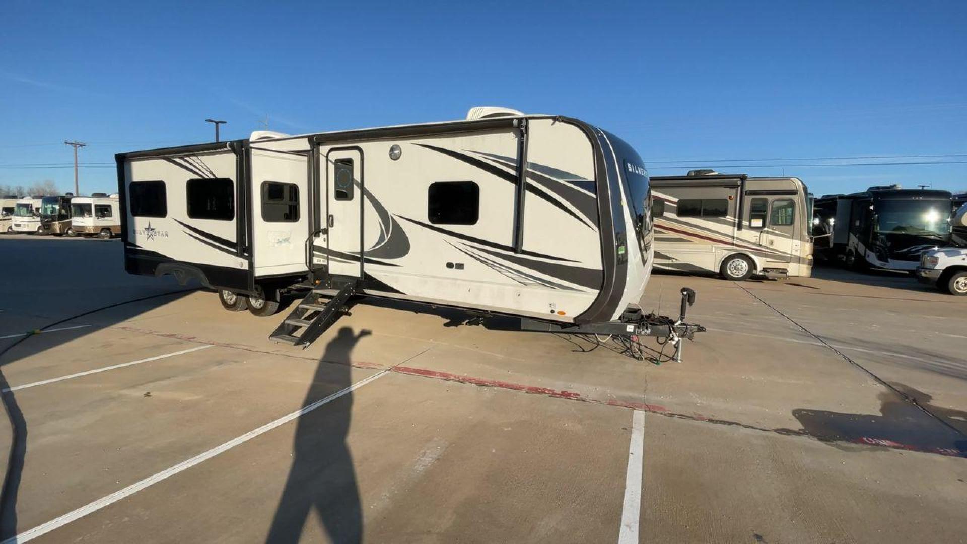 2021 HIGHLAND RIDGE SILVERSTAR 338BHS (58TBH0BU0M3) , Length: 40 ft. | Dry Weight: 10,110 lbs. | Gross Weight: 11,700 lbs. | Slides: 4 transmission, located at 4319 N Main St, Cleburne, TX, 76033, (817) 678-5133, 32.385960, -97.391212 - The 2021 Highland Ridge Silverstar 338BHS is a family-friendly fifth wheel that blends spacious interiors with modern conveniences, making it ideal for group adventures or extended road trips. Its functional design and quality construction ensure a comfortable and enjoyable RV experience. Measuring - Photo#3