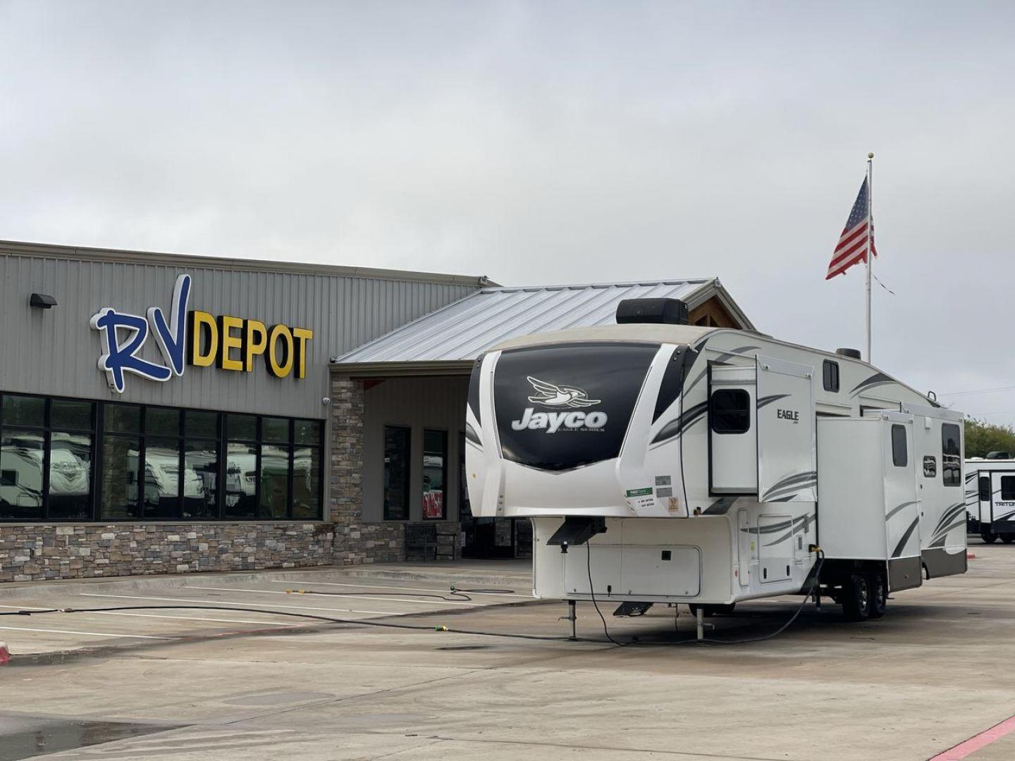 2021 JAYCO EAGLE 357MDOK (1UJCJ0BV6M1) , Length: 41.92 ft. | Dry Weight: 13,030 lbs. | Gross Weight: 14,995 lbs. | Slides: 4 transmission, located at 4319 N Main St, Cleburne, TX, 76033, (817) 678-5133, 32.385960, -97.391212 - Photo#0