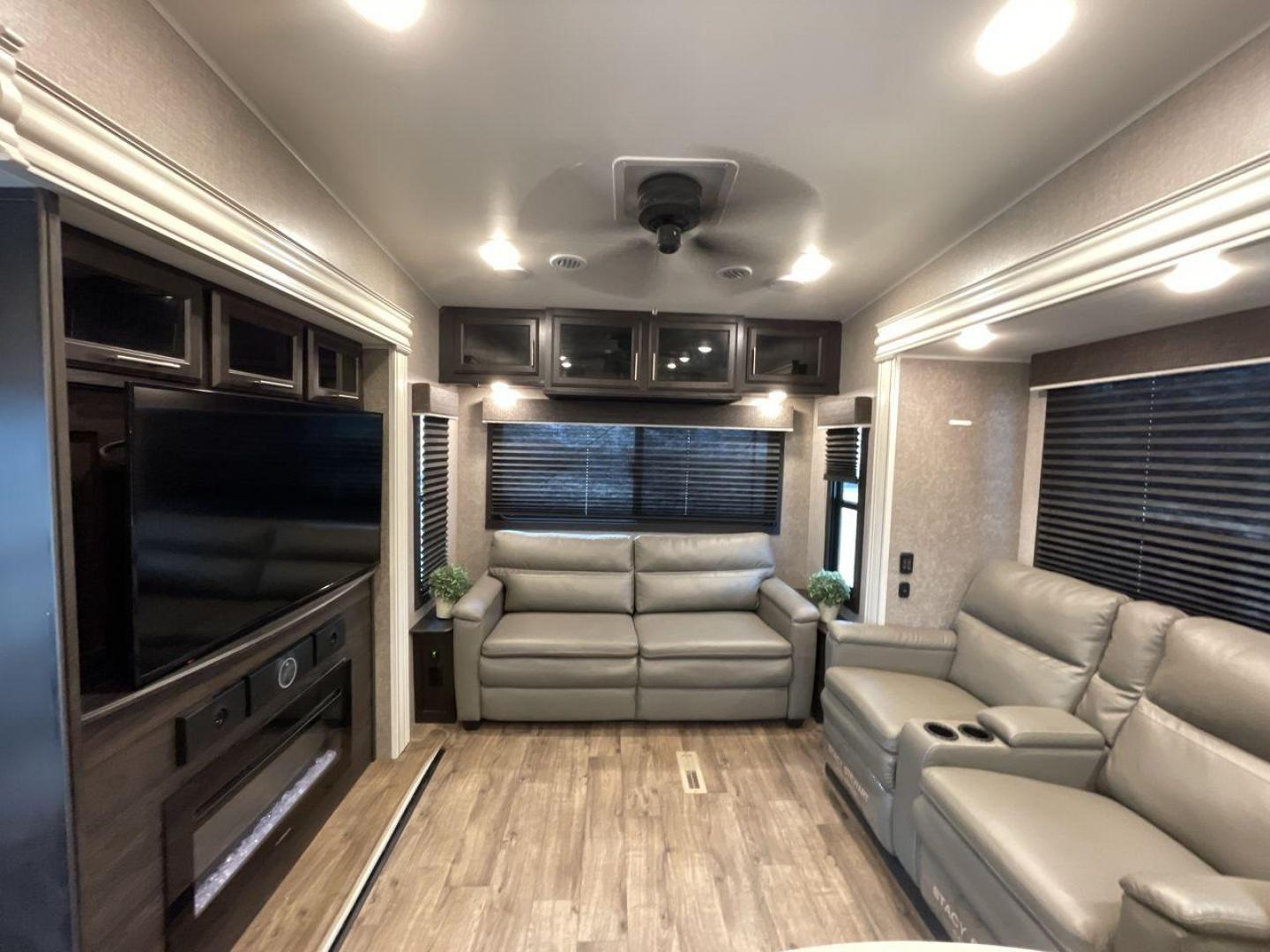 2021 JAYCO EAGLE 357MDOK (1UJCJ0BV6M1) , Length: 41.92 ft. | Dry Weight: 13,030 lbs. | Gross Weight: 14,995 lbs. | Slides: 4 transmission, located at 4319 N Main St, Cleburne, TX, 76033, (817) 678-5133, 32.385960, -97.391212 - Photo#10