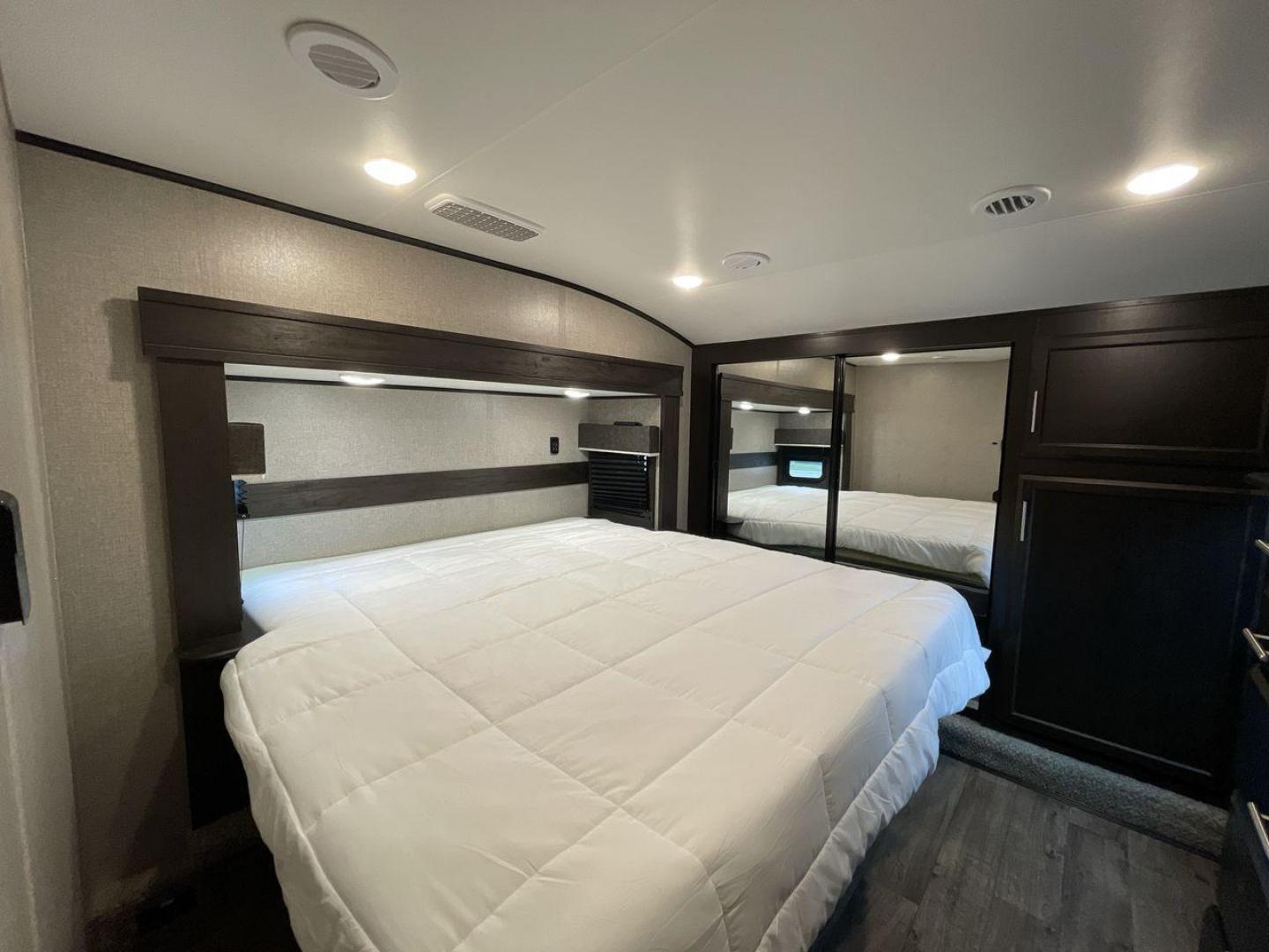 2021 JAYCO EAGLE 357MDOK (1UJCJ0BV6M1) , Length: 41.92 ft. | Dry Weight: 13,030 lbs. | Gross Weight: 14,995 lbs. | Slides: 4 transmission, located at 4319 N Main St, Cleburne, TX, 76033, (817) 678-5133, 32.385960, -97.391212 - Photo#16