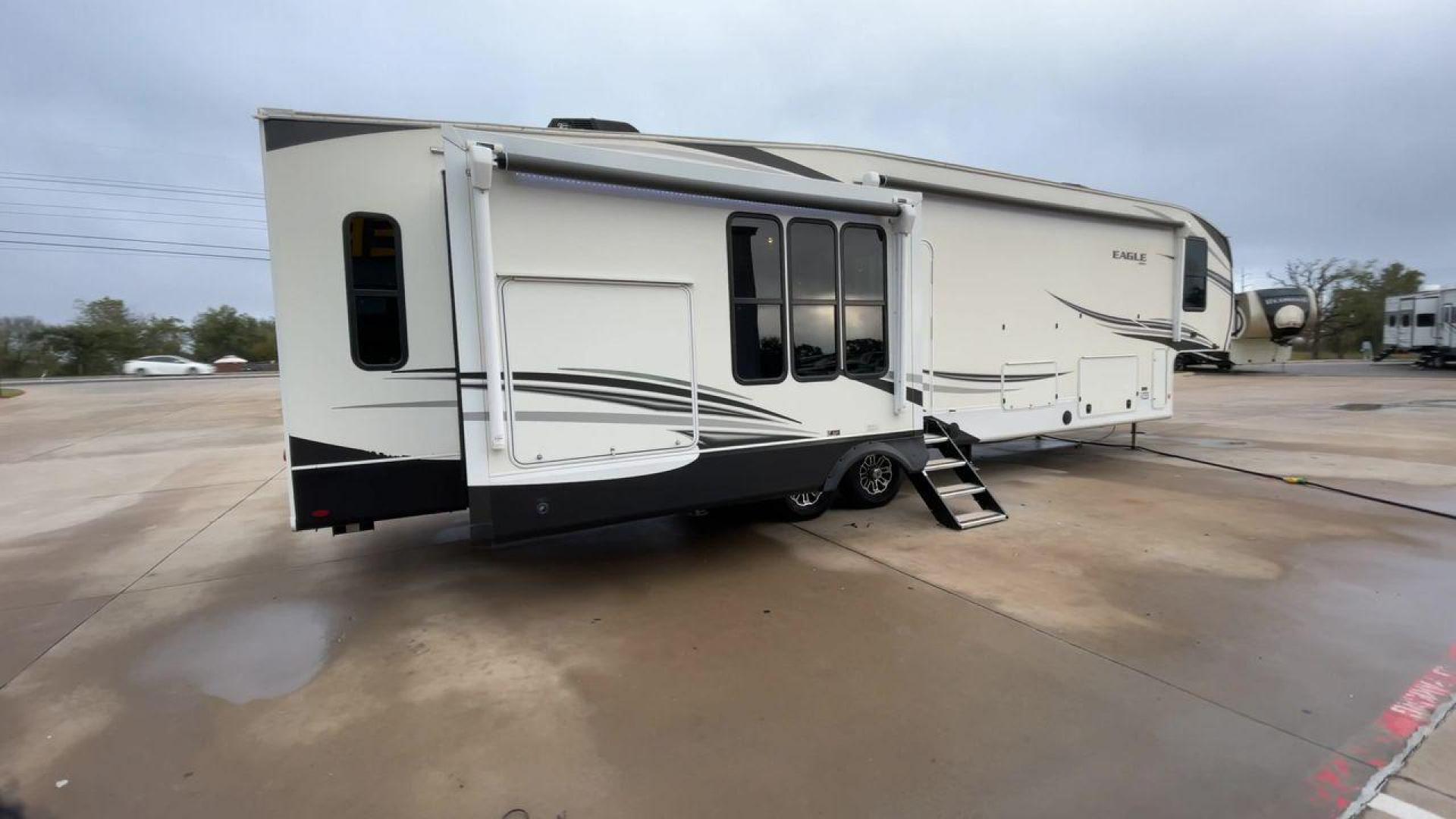 2021 JAYCO EAGLE 357MDOK (1UJCJ0BV6M1) , Length: 41.92 ft. | Dry Weight: 13,030 lbs. | Gross Weight: 14,995 lbs. | Slides: 4 transmission, located at 4319 N Main St, Cleburne, TX, 76033, (817) 678-5133, 32.385960, -97.391212 - Photo#1