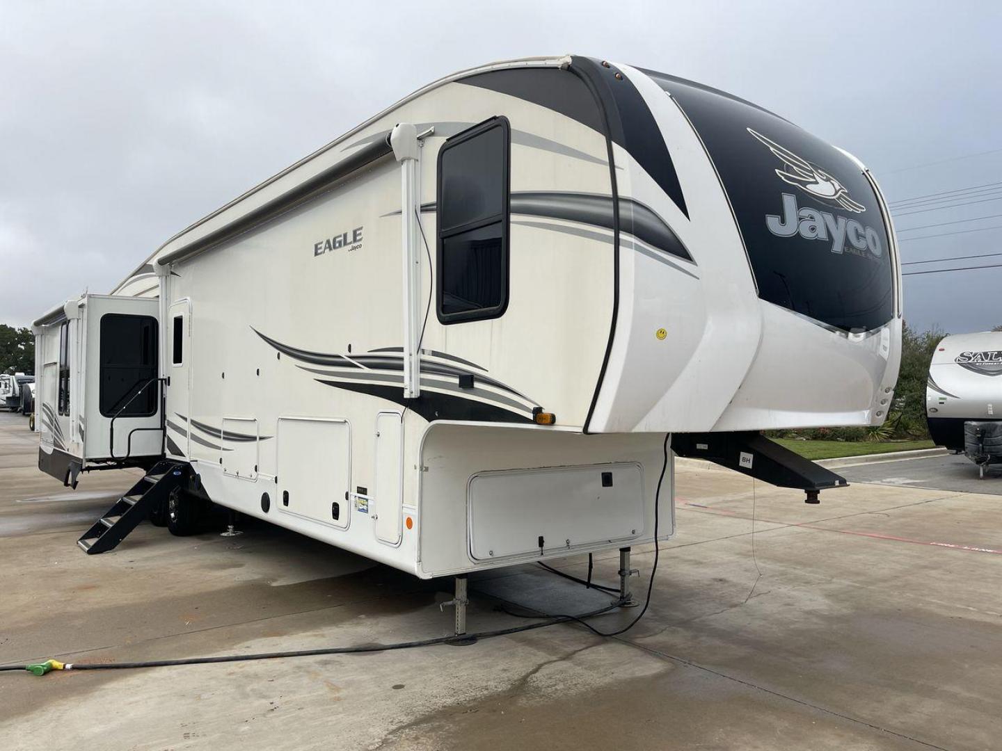 2021 JAYCO EAGLE 357MDOK (1UJCJ0BV6M1) , Length: 41.92 ft. | Dry Weight: 13,030 lbs. | Gross Weight: 14,995 lbs. | Slides: 4 transmission, located at 4319 N Main St, Cleburne, TX, 76033, (817) 678-5133, 32.385960, -97.391212 - Photo#22