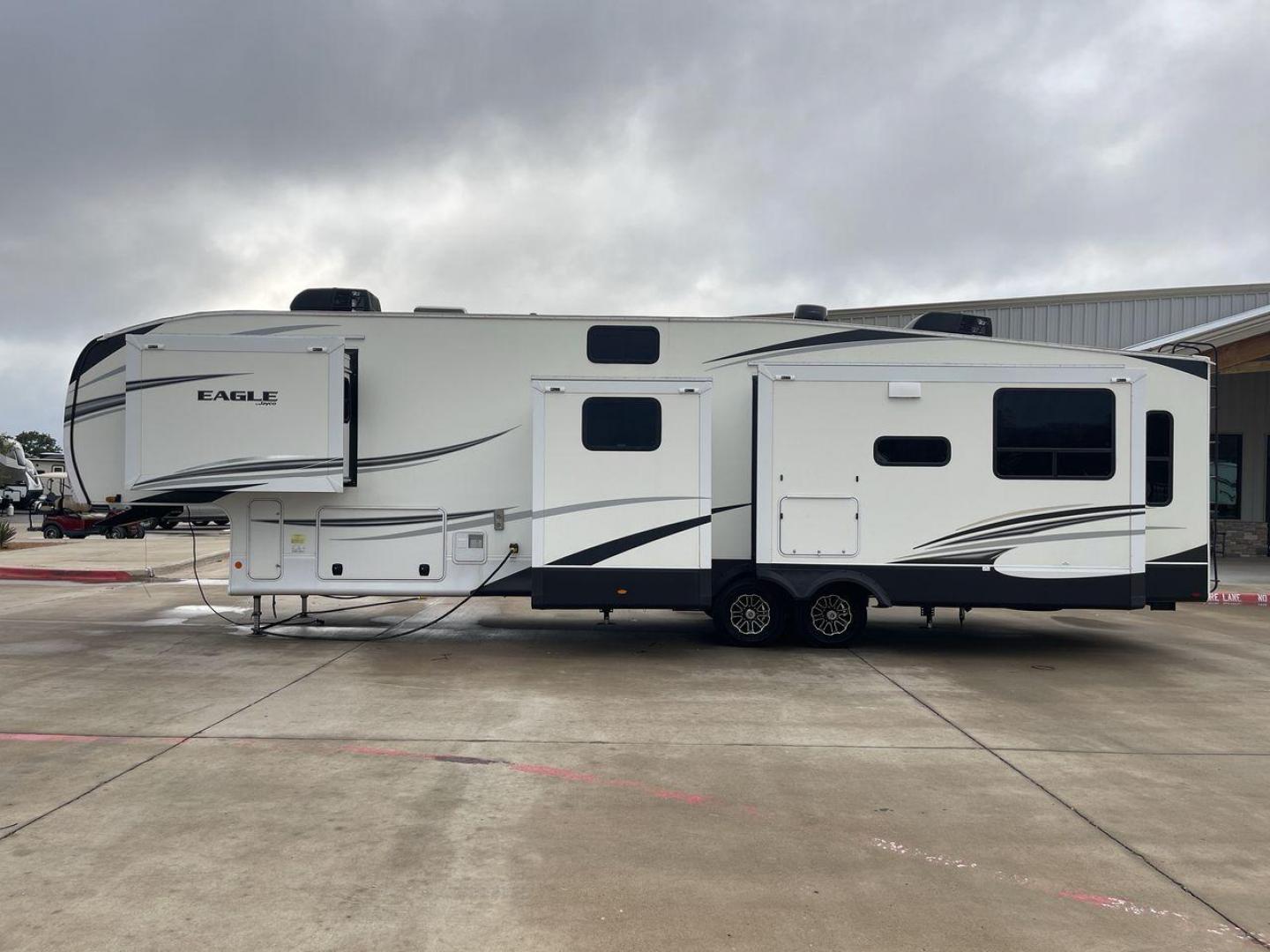 2021 JAYCO EAGLE 357MDOK (1UJCJ0BV6M1) , Length: 41.92 ft. | Dry Weight: 13,030 lbs. | Gross Weight: 14,995 lbs. | Slides: 4 transmission, located at 4319 N Main St, Cleburne, TX, 76033, (817) 678-5133, 32.385960, -97.391212 - Photo#23