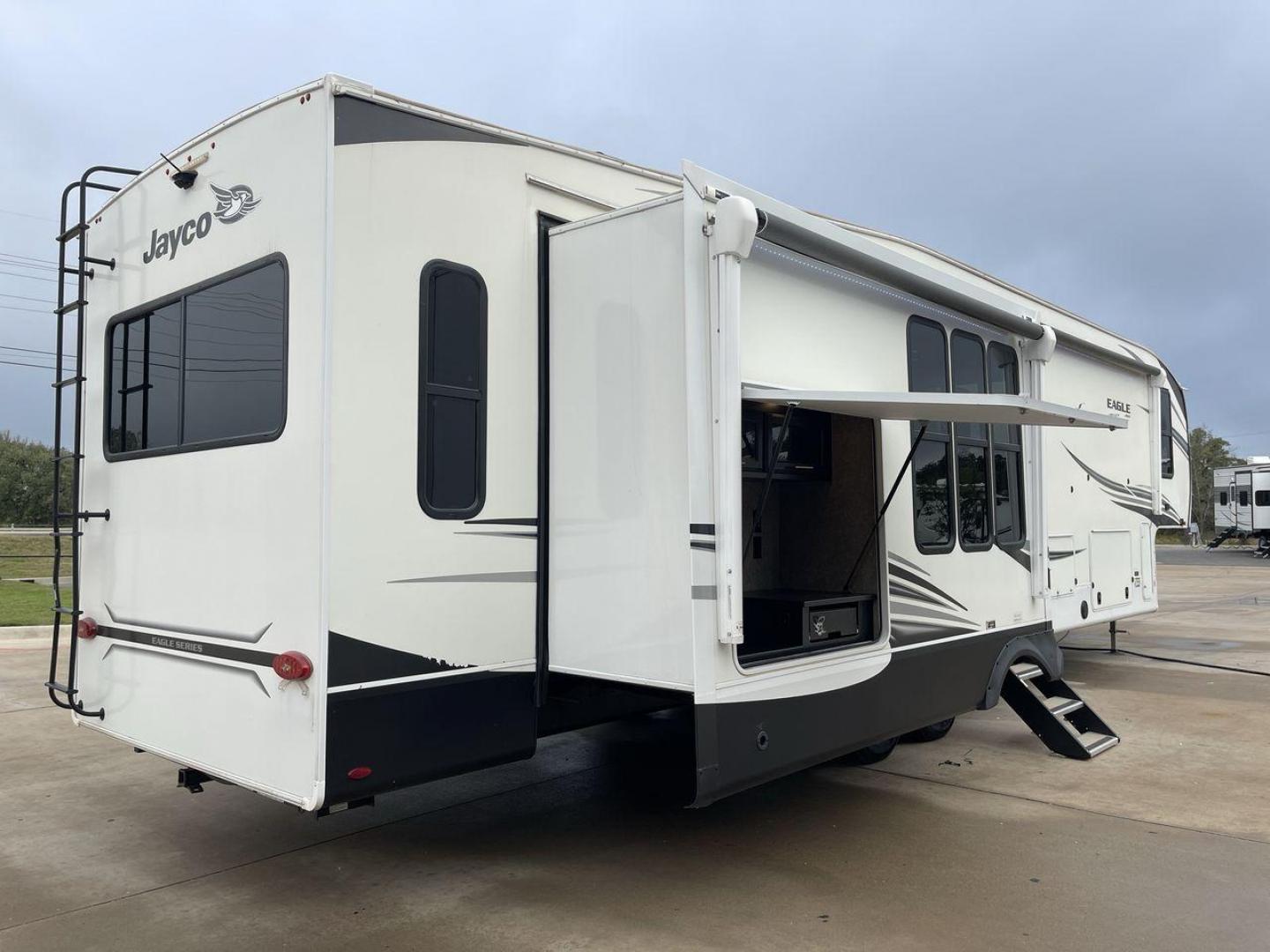 2021 JAYCO EAGLE 357MDOK (1UJCJ0BV6M1) , Length: 41.92 ft. | Dry Weight: 13,030 lbs. | Gross Weight: 14,995 lbs. | Slides: 4 transmission, located at 4319 N Main St, Cleburne, TX, 76033, (817) 678-5133, 32.385960, -97.391212 - Photo#24