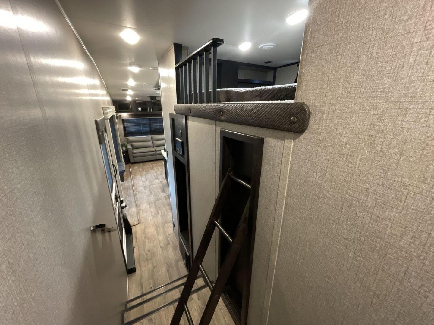 2021 JAYCO EAGLE 357MDOK (1UJCJ0BV6M1) , Length: 41.92 ft. | Dry Weight: 13,030 lbs. | Gross Weight: 14,995 lbs. | Slides: 4 transmission, located at 4319 N Main St, Cleburne, TX, 76033, (817) 678-5133, 32.385960, -97.391212 - Photo#26