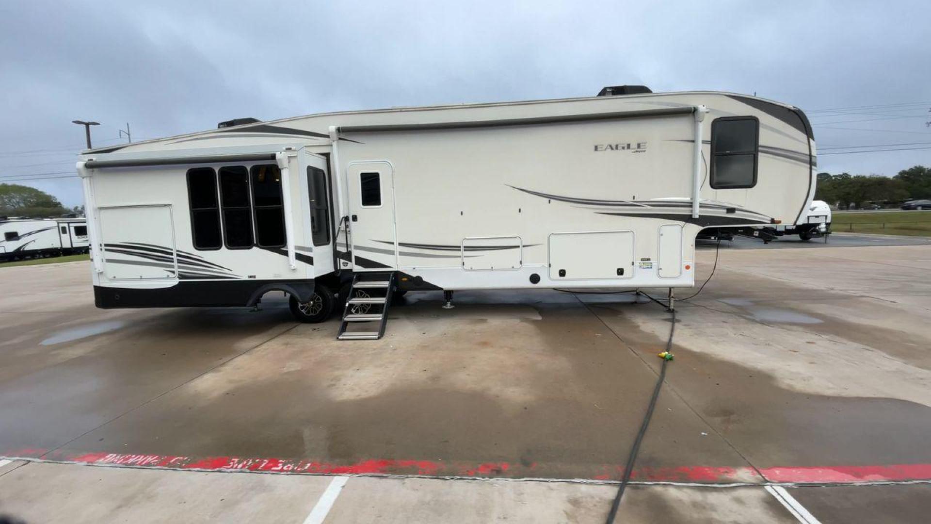 2021 JAYCO EAGLE 357MDOK (1UJCJ0BV6M1) , Length: 41.92 ft. | Dry Weight: 13,030 lbs. | Gross Weight: 14,995 lbs. | Slides: 4 transmission, located at 4319 N Main St, Cleburne, TX, 76033, (817) 678-5133, 32.385960, -97.391212 - Photo#2