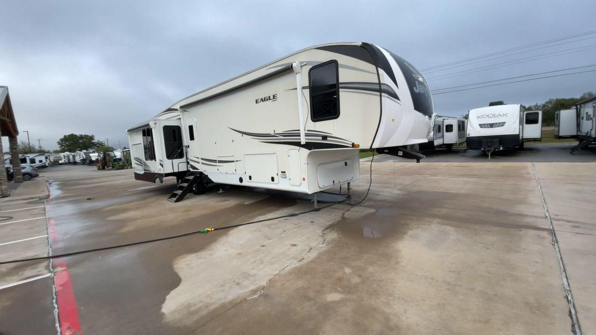 2021 JAYCO EAGLE 357MDOK (1UJCJ0BV6M1) , Length: 41.92 ft. | Dry Weight: 13,030 lbs. | Gross Weight: 14,995 lbs. | Slides: 4 transmission, located at 4319 N Main St, Cleburne, TX, 76033, (817) 678-5133, 32.385960, -97.391212 - Photo#3