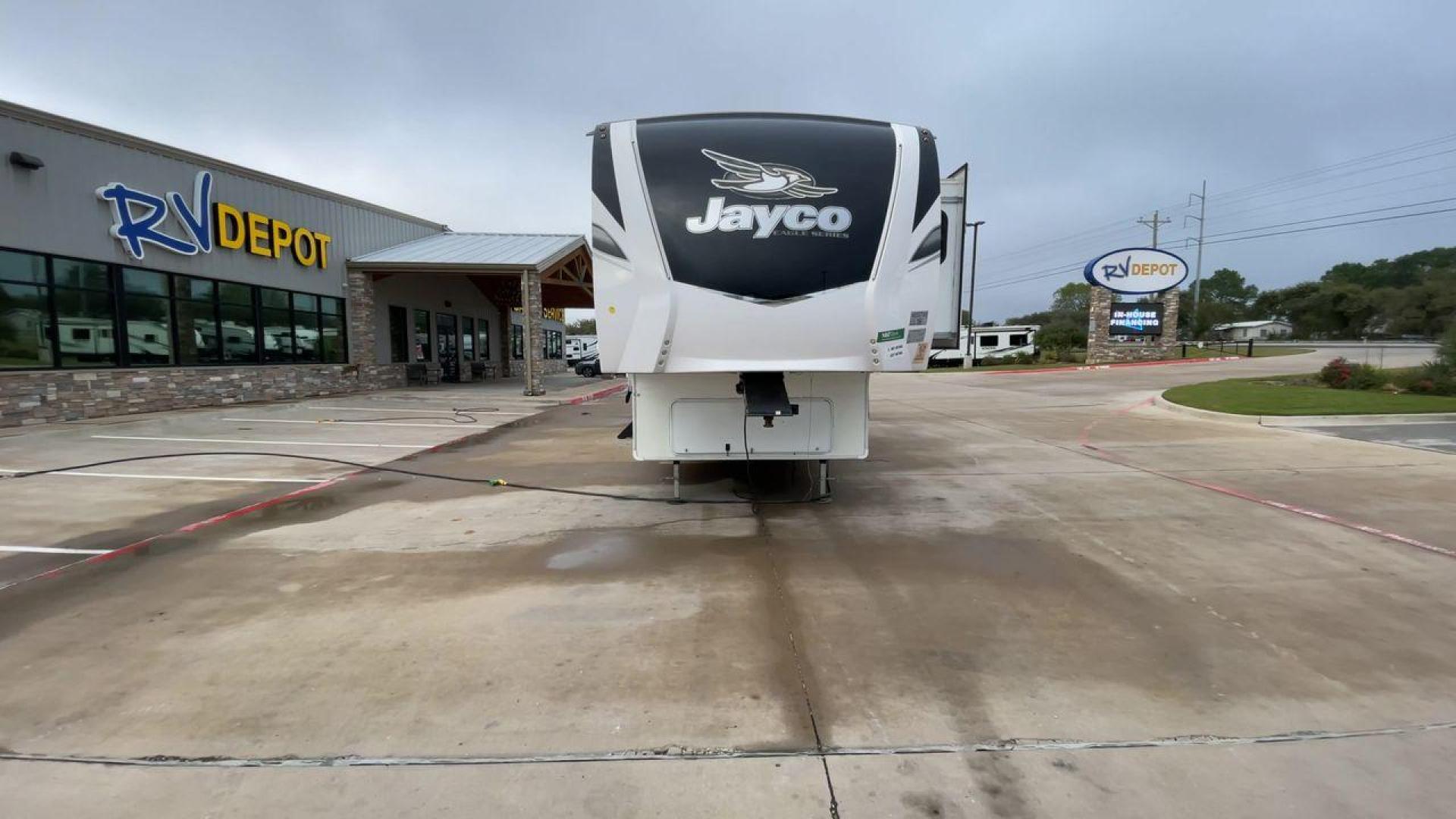 2021 JAYCO EAGLE 357MDOK (1UJCJ0BV6M1) , Length: 41.92 ft. | Dry Weight: 13,030 lbs. | Gross Weight: 14,995 lbs. | Slides: 4 transmission, located at 4319 N Main St, Cleburne, TX, 76033, (817) 678-5133, 32.385960, -97.391212 - Photo#4