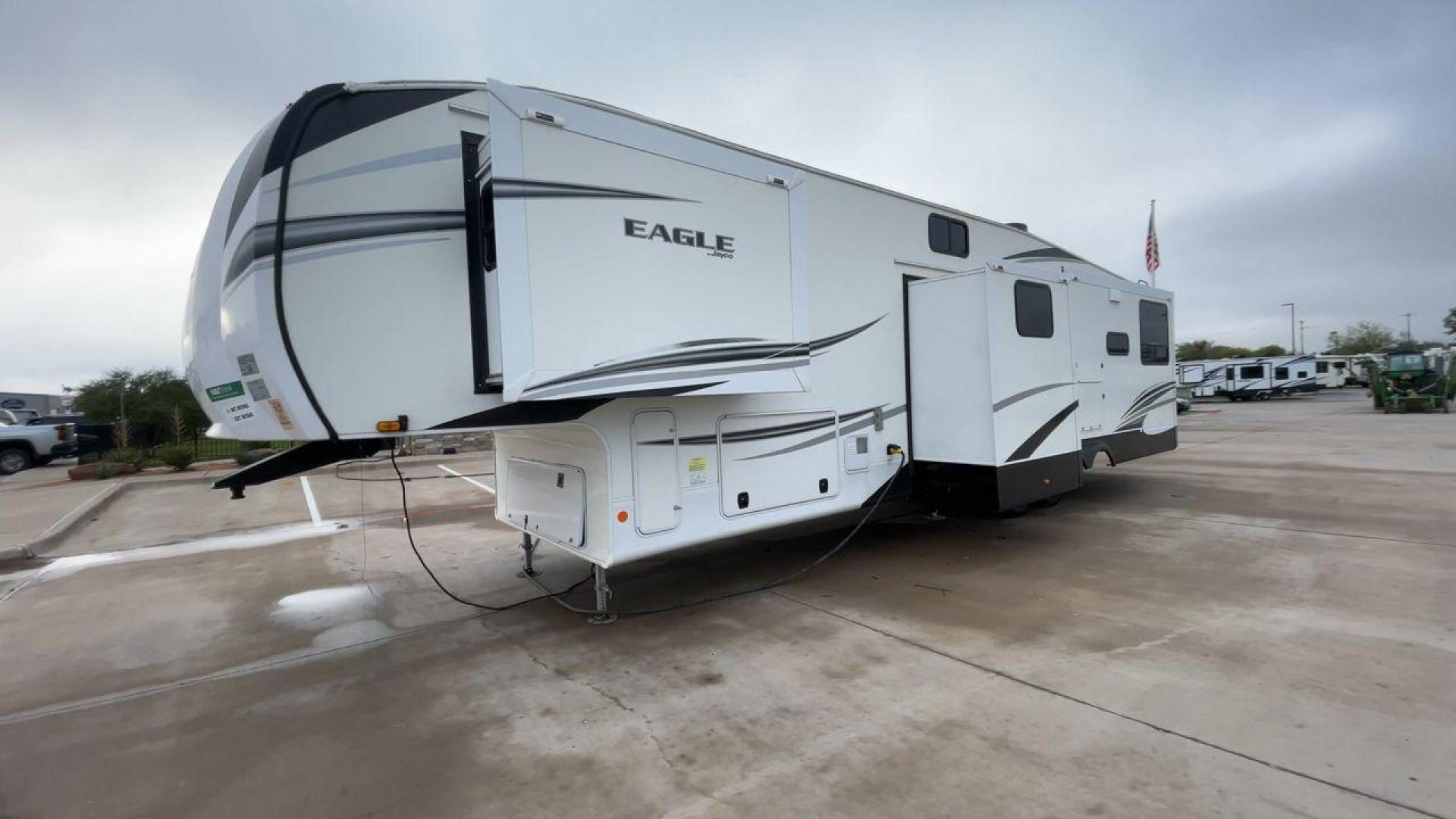 2021 JAYCO EAGLE 357MDOK (1UJCJ0BV6M1) , Length: 41.92 ft. | Dry Weight: 13,030 lbs. | Gross Weight: 14,995 lbs. | Slides: 4 transmission, located at 4319 N Main St, Cleburne, TX, 76033, (817) 678-5133, 32.385960, -97.391212 - Photo#5