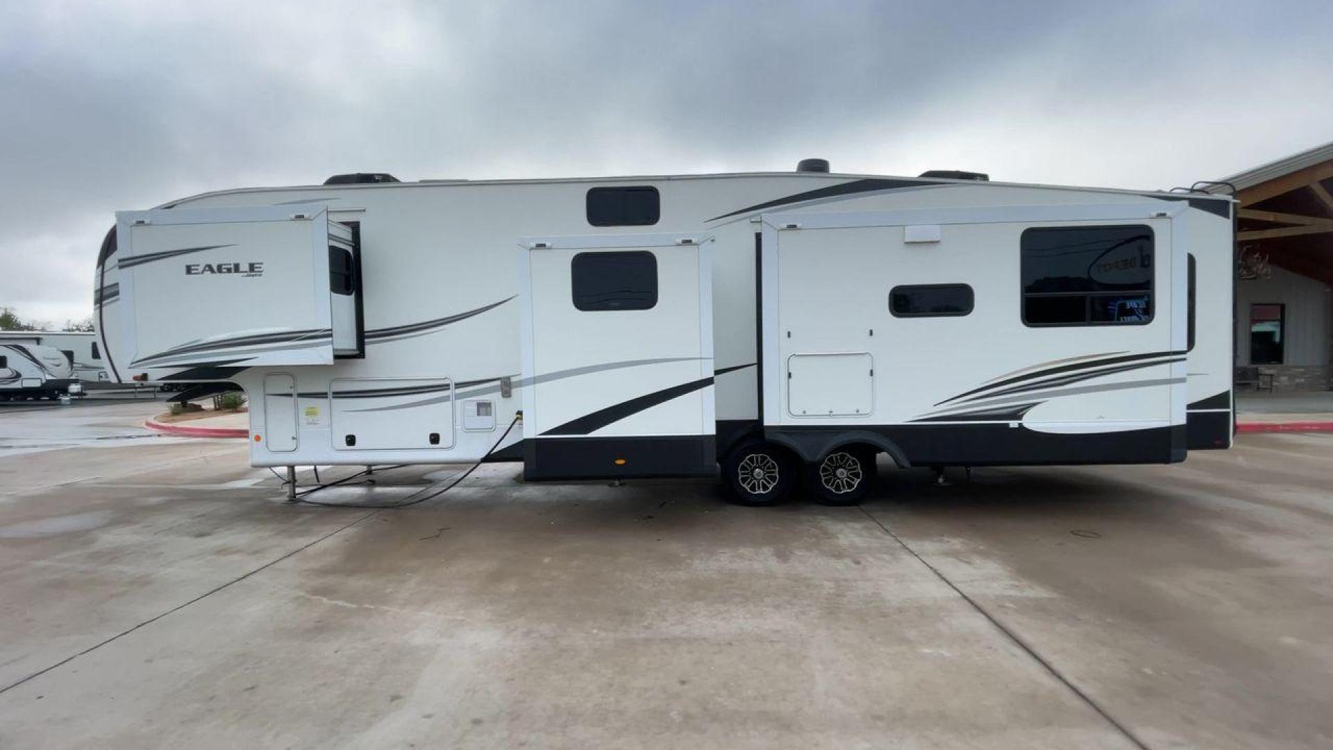 2021 JAYCO EAGLE 357MDOK (1UJCJ0BV6M1) , Length: 41.92 ft. | Dry Weight: 13,030 lbs. | Gross Weight: 14,995 lbs. | Slides: 4 transmission, located at 4319 N Main St, Cleburne, TX, 76033, (817) 678-5133, 32.385960, -97.391212 - Photo#6