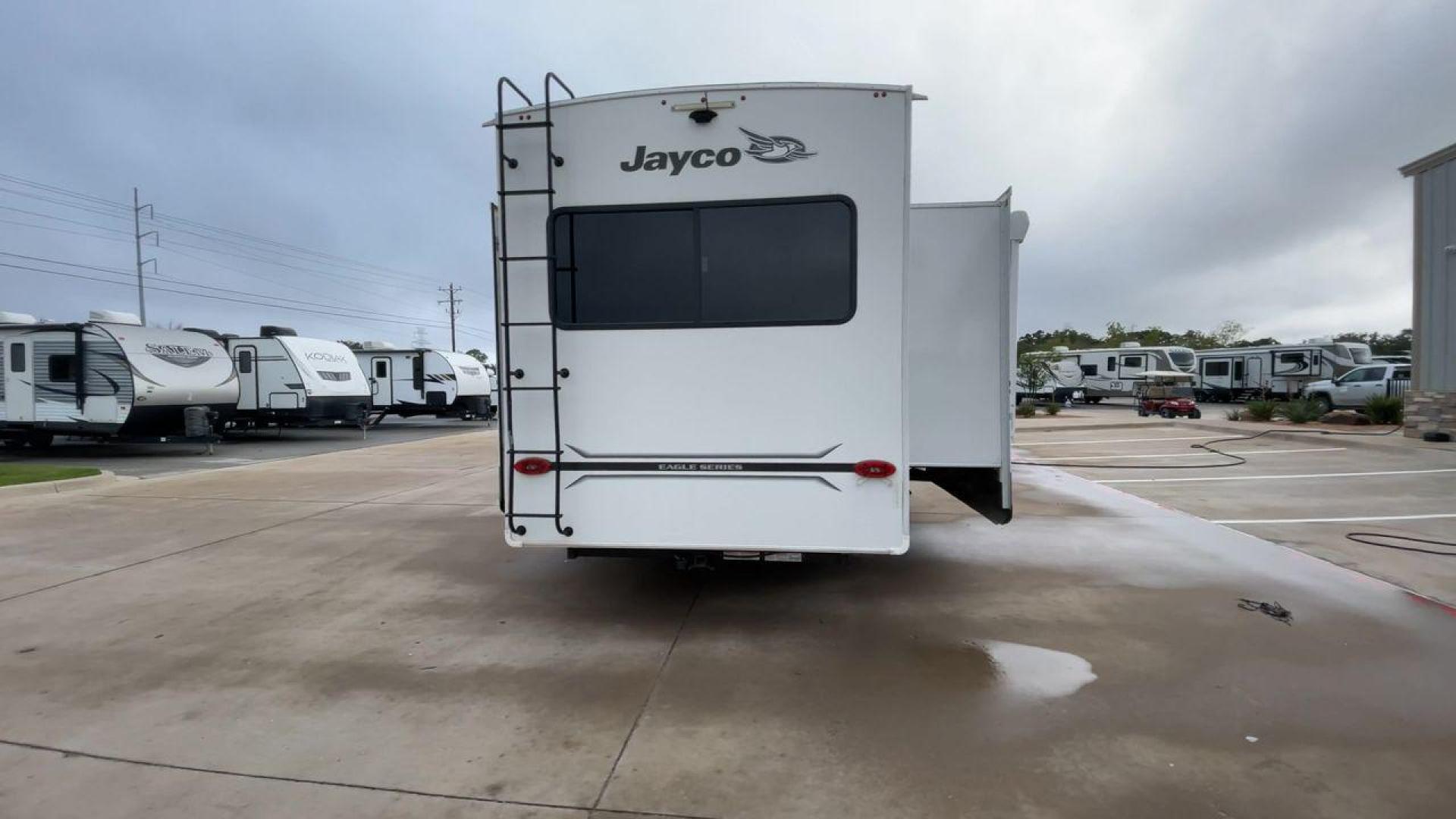 2021 JAYCO EAGLE 357MDOK (1UJCJ0BV6M1) , Length: 41.92 ft. | Dry Weight: 13,030 lbs. | Gross Weight: 14,995 lbs. | Slides: 4 transmission, located at 4319 N Main St, Cleburne, TX, 76033, (817) 678-5133, 32.385960, -97.391212 - Photo#8