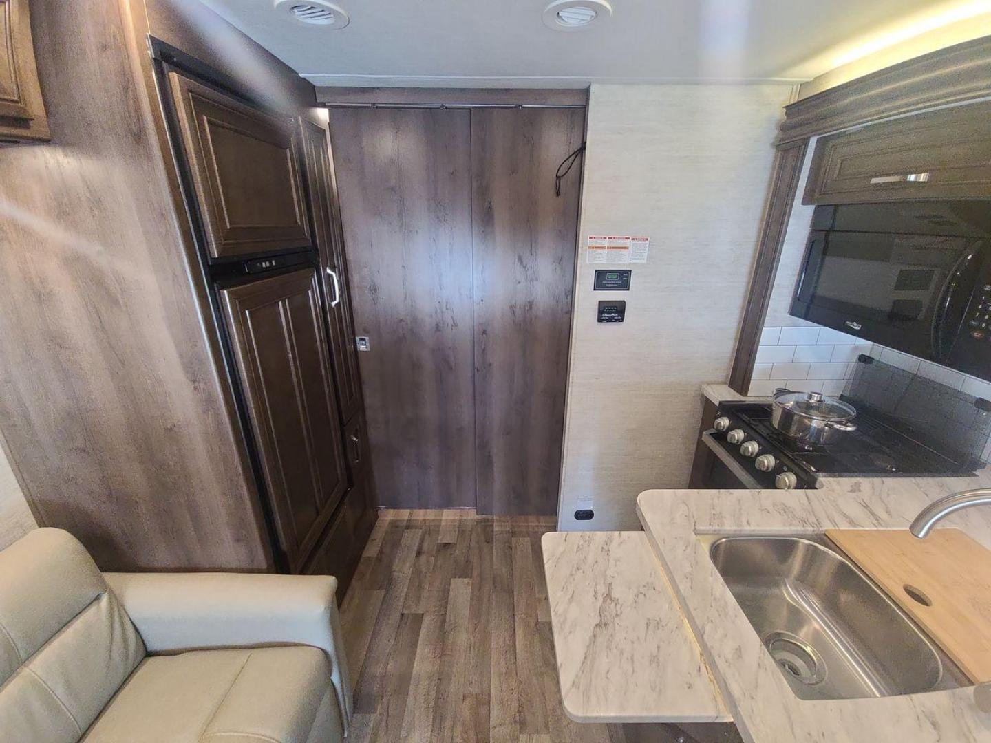 2021 WHITE JAYCO GREYHAWK 27U (1FDXE4FN7MD) , Length: 29.92 ft. | Gross Weight: 14,500 lbs. | Slides: 2 transmission, located at 4319 N Main St, Cleburne, TX, 76033, (817) 678-5133, 32.385960, -97.391212 - The 2021 Jayco Greyhawk 27U is the best Class C motorhome on the market. It's great for people who want to go on adventures on the open road. The length of this RV is 29.92 feet, and its gross weight is 14,500 pounds. It is the perfect size for getting around. With two slides, the Greyhawk 27U's int - Photo#10