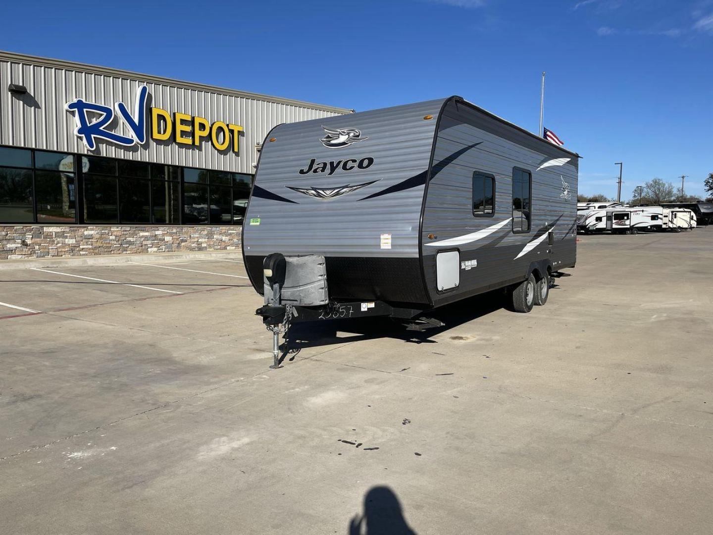 2021 WHITE JAYCO JAYFLIGHT 224BH (1UJBJ0BM4M1) , Length: 27.08 ft. | Dry Weight: 4,480 lbs. | Gross Weight: 5,600 lbs. | Slides: 0 transmission, located at 4319 N Main St, Cleburne, TX, 76033, (817) 678-5133, 32.385960, -97.391212 - The 2021 Jayco Jay Flight 224BH is a great value family trailer under 30 feet. It measures exactly 27.08 ft. in length and 10.33 ft. in height. It has a dry weight of 4,480 lbs. and a GVWR of 5,600 lbs. It also has automatic heating and cooling rated at 20,000 and 13,500 BTUs, respectively. This Jay - Photo#0