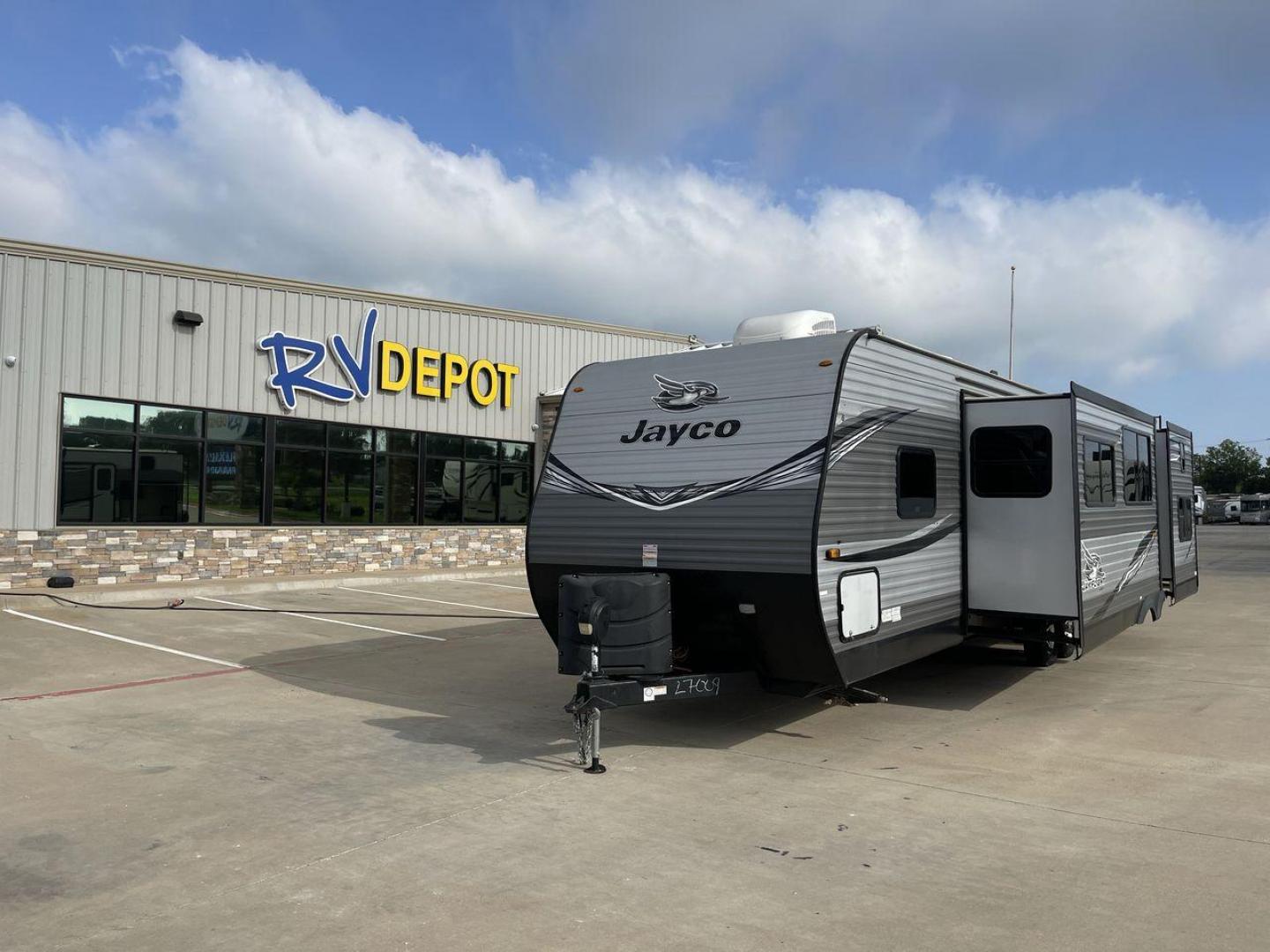 2021 JAYCO JAY FLIGHT 32BHDS (1UJBJ0BTXM1) , located at 4319 N Main St, Cleburne, TX, 76033, (817) 678-5133, 32.385960, -97.391212 - Photo#0