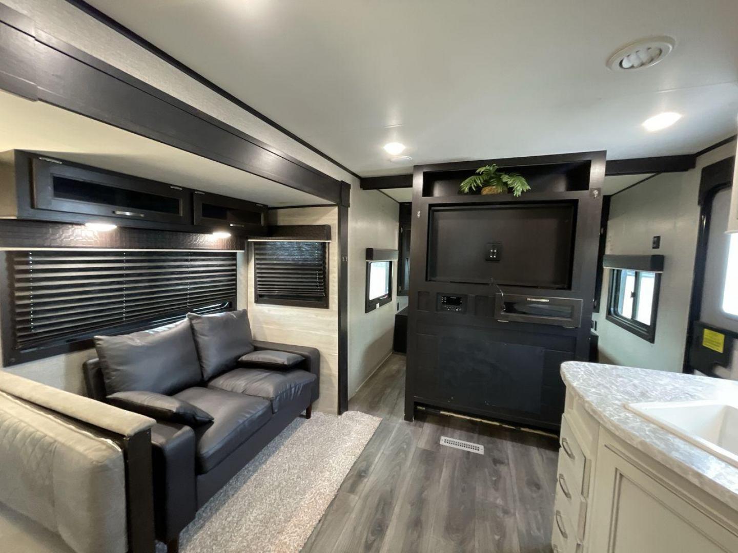 2021 JAYCO JAY FLIGHT 32BHDS (1UJBJ0BTXM1) , located at 4319 N Main St, Cleburne, TX, 76033, (817) 678-5133, 32.385960, -97.391212 - Photo#11