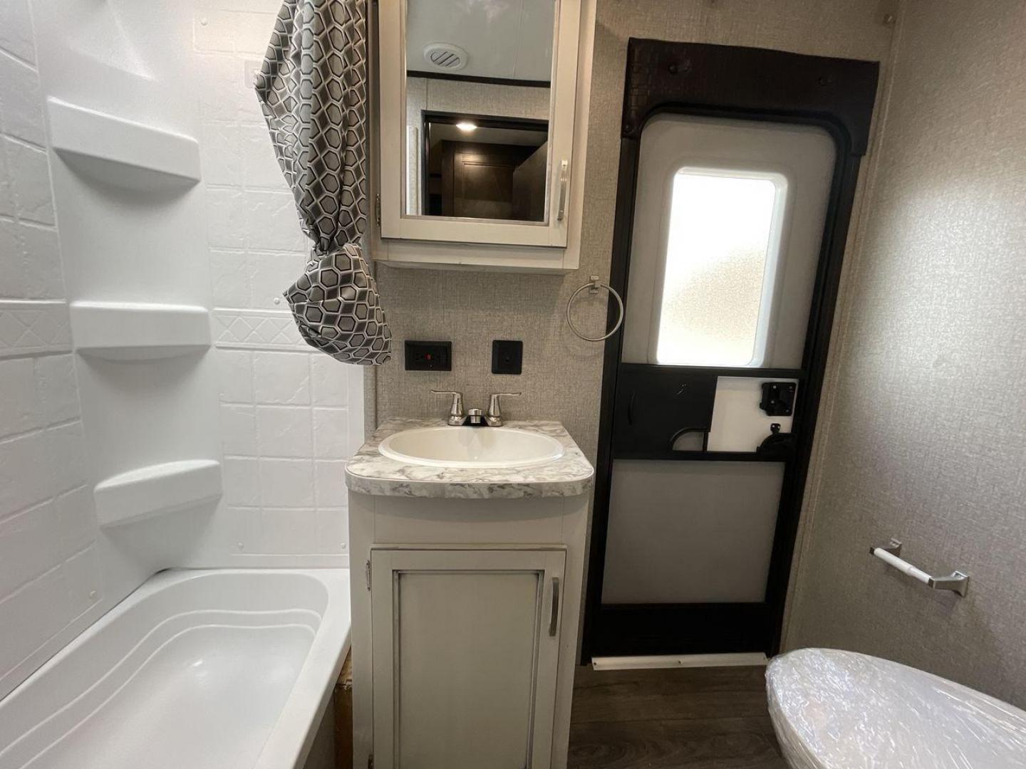 2021 JAYCO JAY FLIGHT 32BHDS (1UJBJ0BTXM1) , located at 4319 N Main St, Cleburne, TX, 76033, (817) 678-5133, 32.385960, -97.391212 - Photo#15