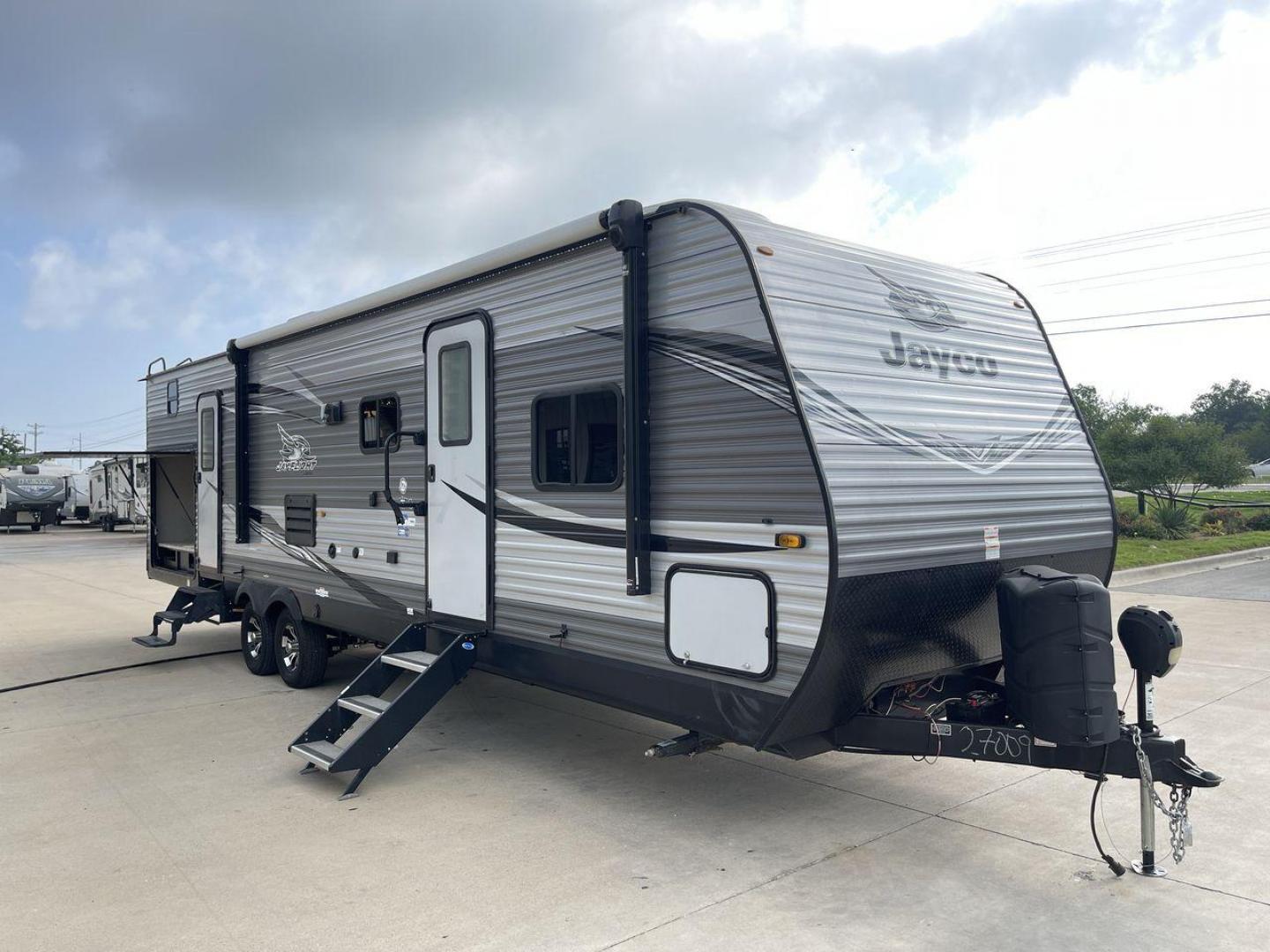 2021 JAYCO JAY FLIGHT 32BHDS (1UJBJ0BTXM1) , located at 4319 N Main St, Cleburne, TX, 76033, (817) 678-5133, 32.385960, -97.391212 - Photo#25