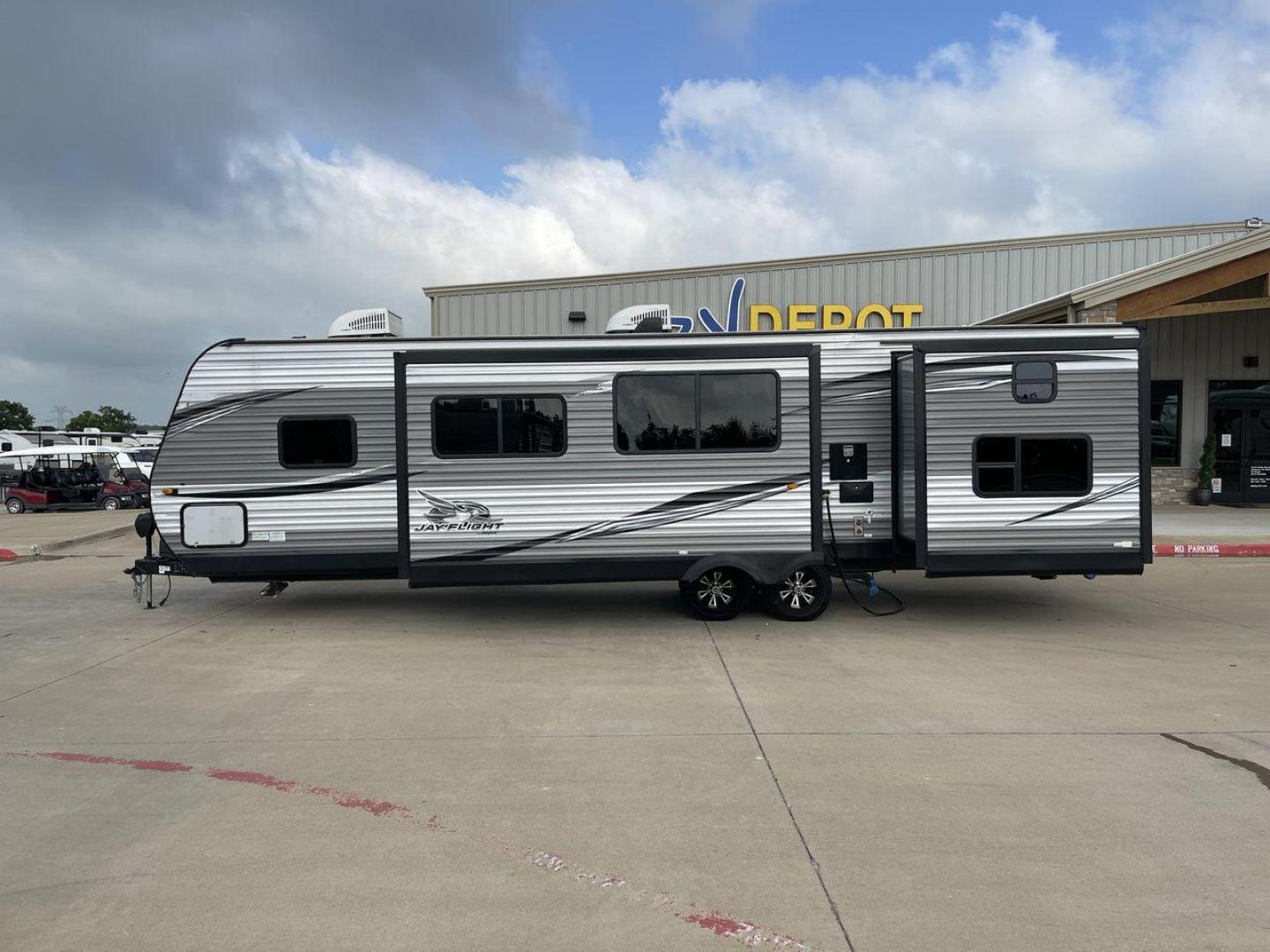 2021 JAYCO JAY FLIGHT 32BHDS (1UJBJ0BTXM1) , located at 4319 N Main St, Cleburne, TX, 76033, (817) 678-5133, 32.385960, -97.391212 - Photo#26