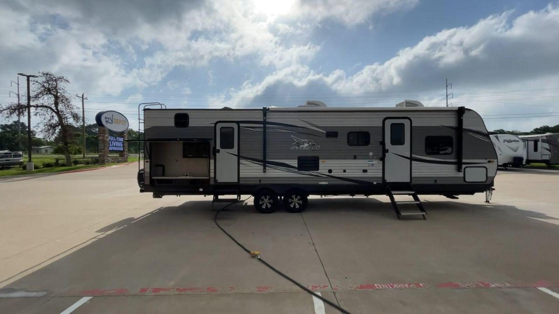 2021 JAYCO JAY FLIGHT 32BHDS (1UJBJ0BTXM1) , located at 4319 N Main St, Cleburne, TX, 76033, (817) 678-5133, 32.385960, -97.391212 - Photo#2