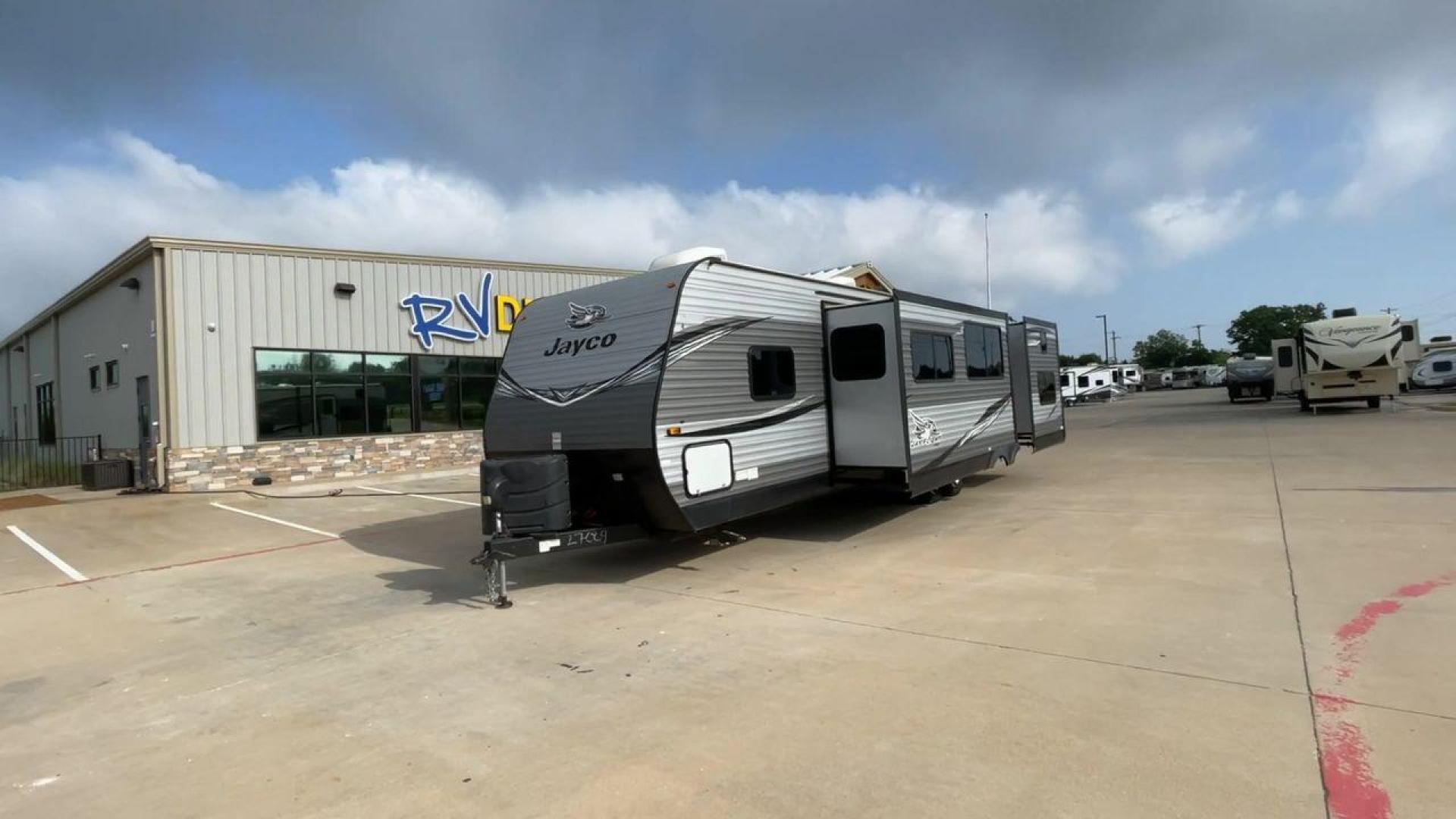 2021 JAYCO JAY FLIGHT 32BHDS (1UJBJ0BTXM1) , located at 4319 N Main St, Cleburne, TX, 76033, (817) 678-5133, 32.385960, -97.391212 - Photo#5