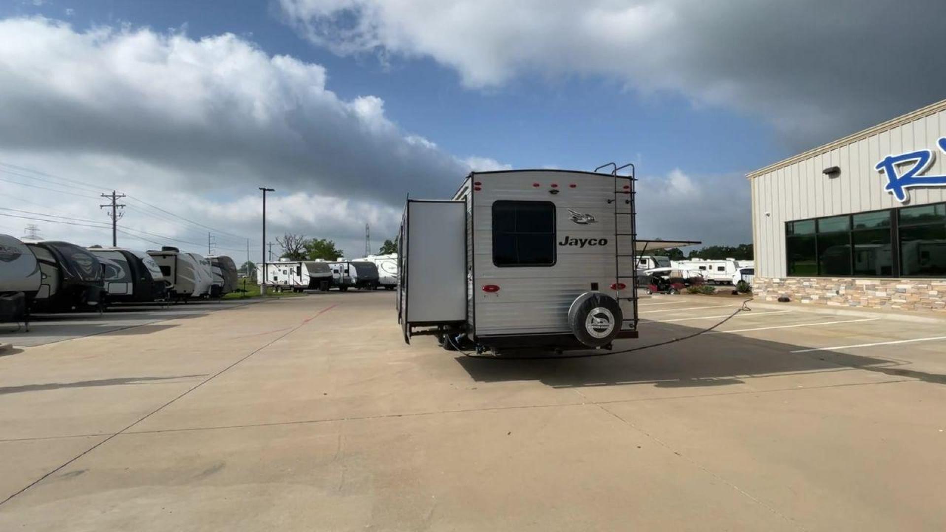 2021 JAYCO JAY FLIGHT 32BHDS (1UJBJ0BTXM1) , located at 4319 N Main St, Cleburne, TX, 76033, (817) 678-5133, 32.385960, -97.391212 - Photo#8