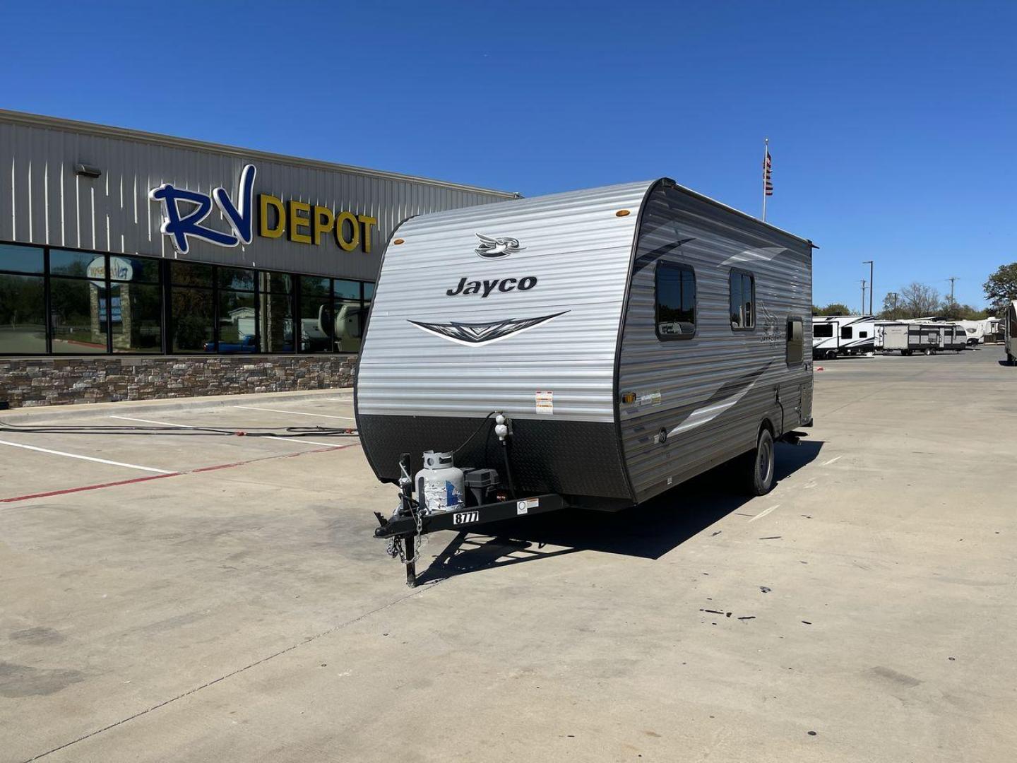 2021 JAYCO JAY FLIGHT SLX 174BH (1UJBJ0AJ1M1) , Length: 21.67 ft | Dry Weight: 3,075 lbs | GVWR: 3,950 lbs | Slides: 0 transmission, located at 4319 N Main St, Cleburne, TX, 76033, (817) 678-5133, 32.385960, -97.391212 - Photo#0