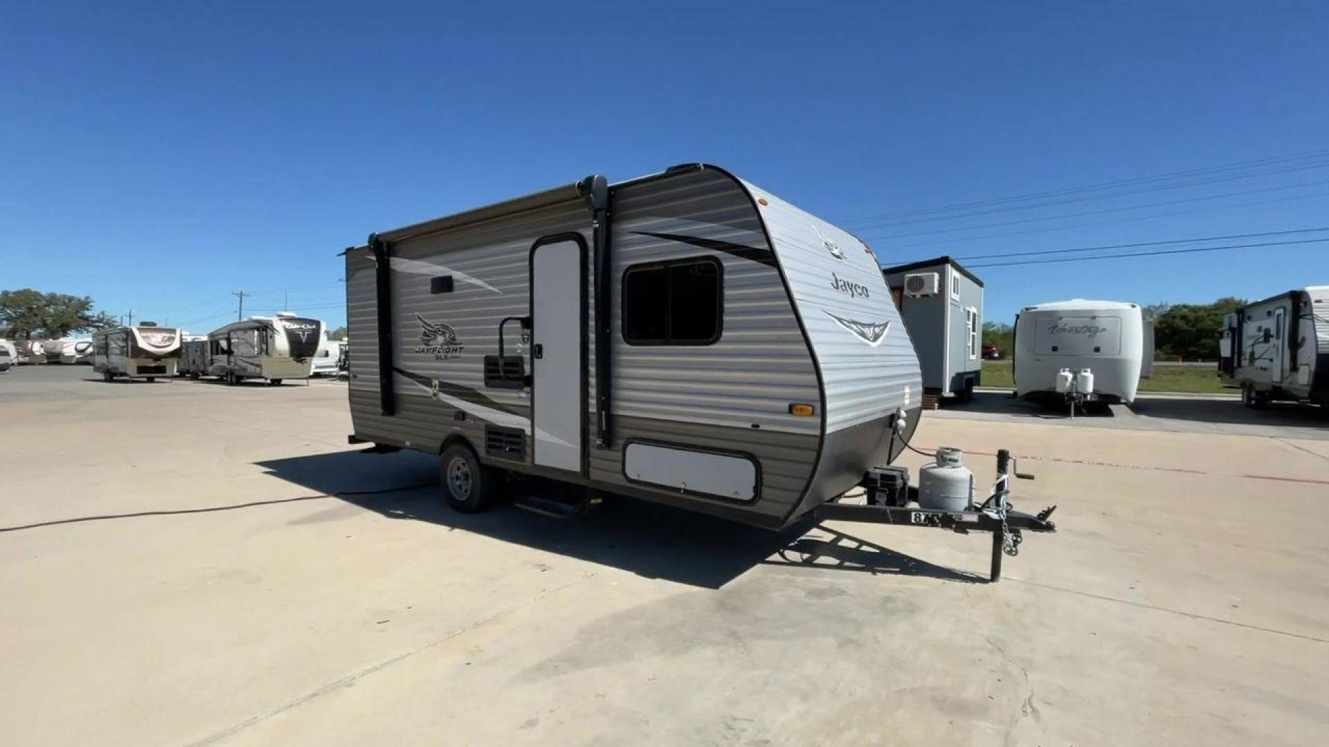 2021 JAYCO JAY FLIGHT SLX 174BH (1UJBJ0AJ1M1) , Length: 21.67 ft | Dry Weight: 3,075 lbs | GVWR: 3,950 lbs | Slides: 0 transmission, located at 4319 N Main St, Cleburne, TX, 76033, (817) 678-5133, 32.385960, -97.391212 - Photo#3