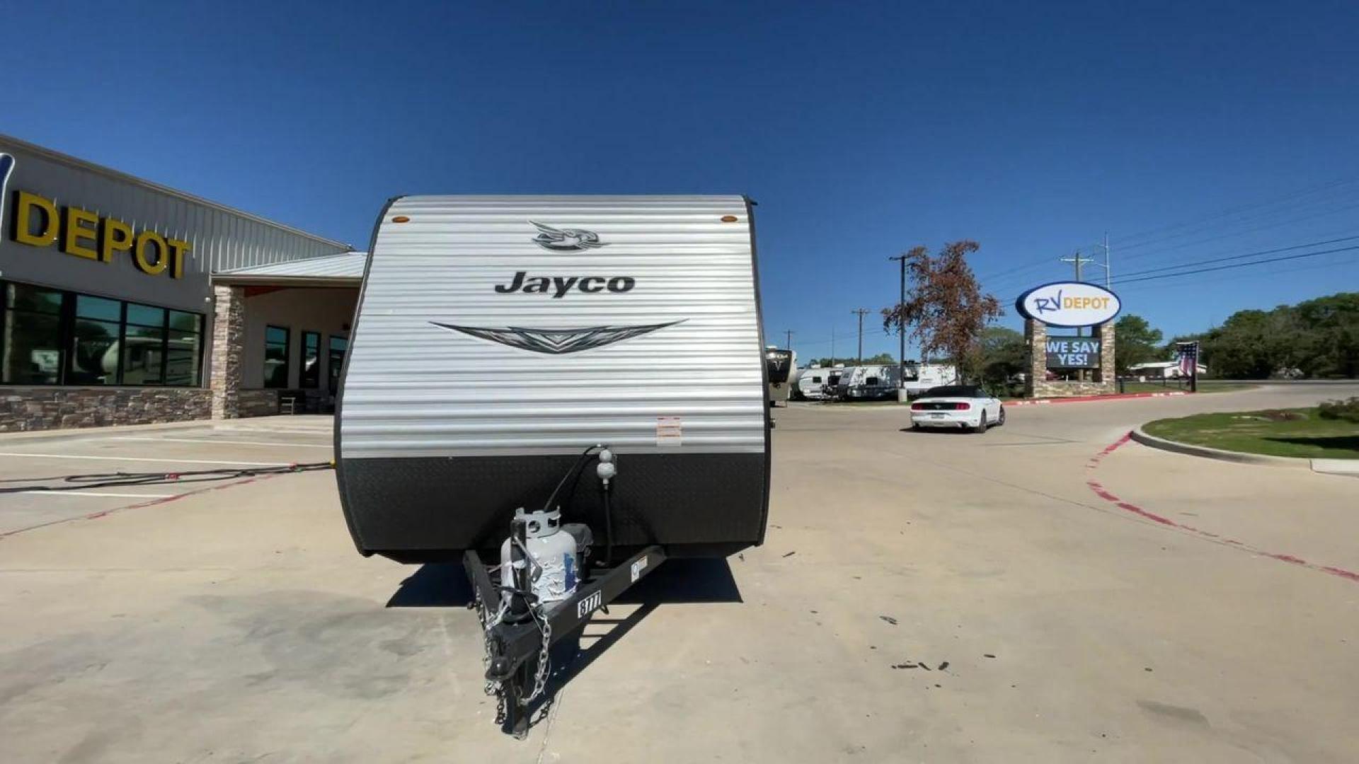 2021 JAYCO JAY FLIGHT SLX 174BH (1UJBJ0AJ1M1) , Length: 21.67 ft | Dry Weight: 3,075 lbs | GVWR: 3,950 lbs | Slides: 0 transmission, located at 4319 N Main St, Cleburne, TX, 76033, (817) 678-5133, 32.385960, -97.391212 - Photo#4