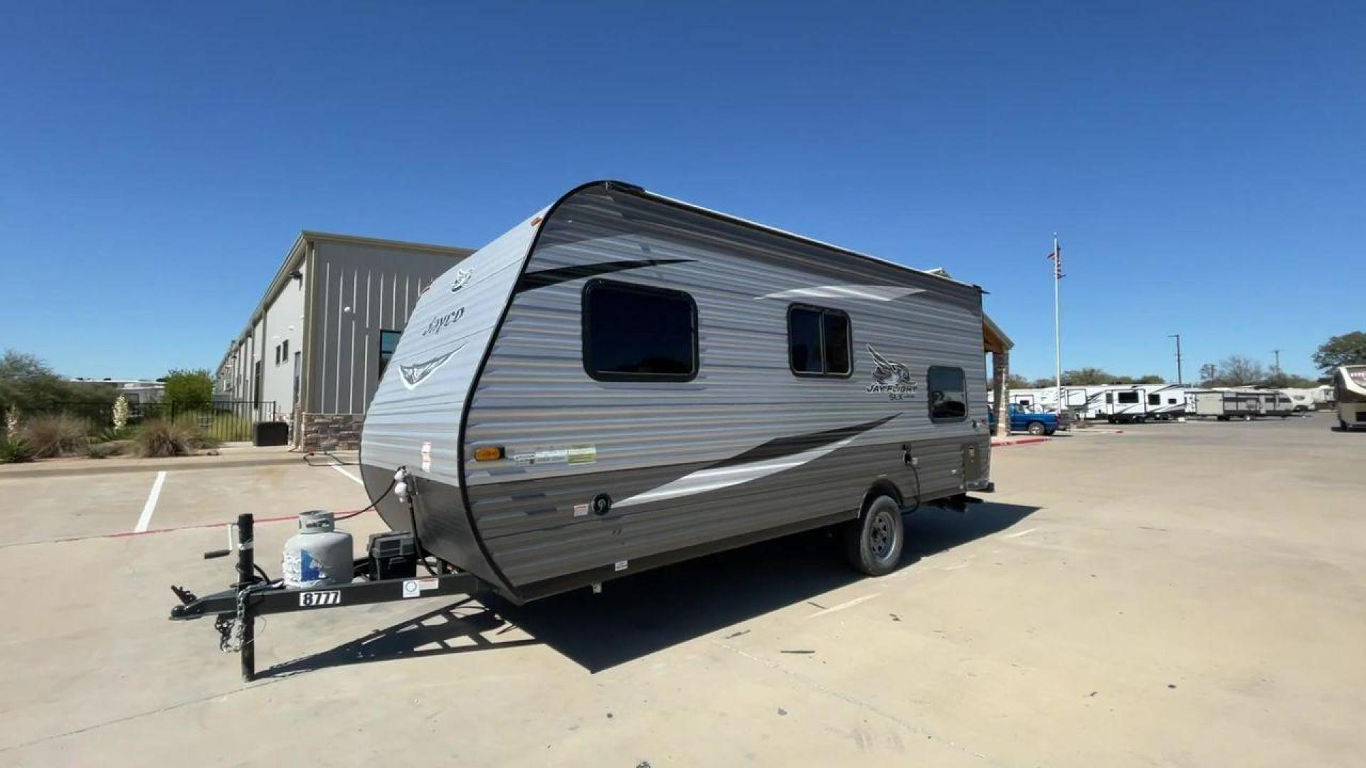 2021 JAYCO JAY FLIGHT SLX 174BH (1UJBJ0AJ1M1) , Length: 21.67 ft | Dry Weight: 3,075 lbs | GVWR: 3,950 lbs | Slides: 0 transmission, located at 4319 N Main St, Cleburne, TX, 76033, (817) 678-5133, 32.385960, -97.391212 - Photo#5