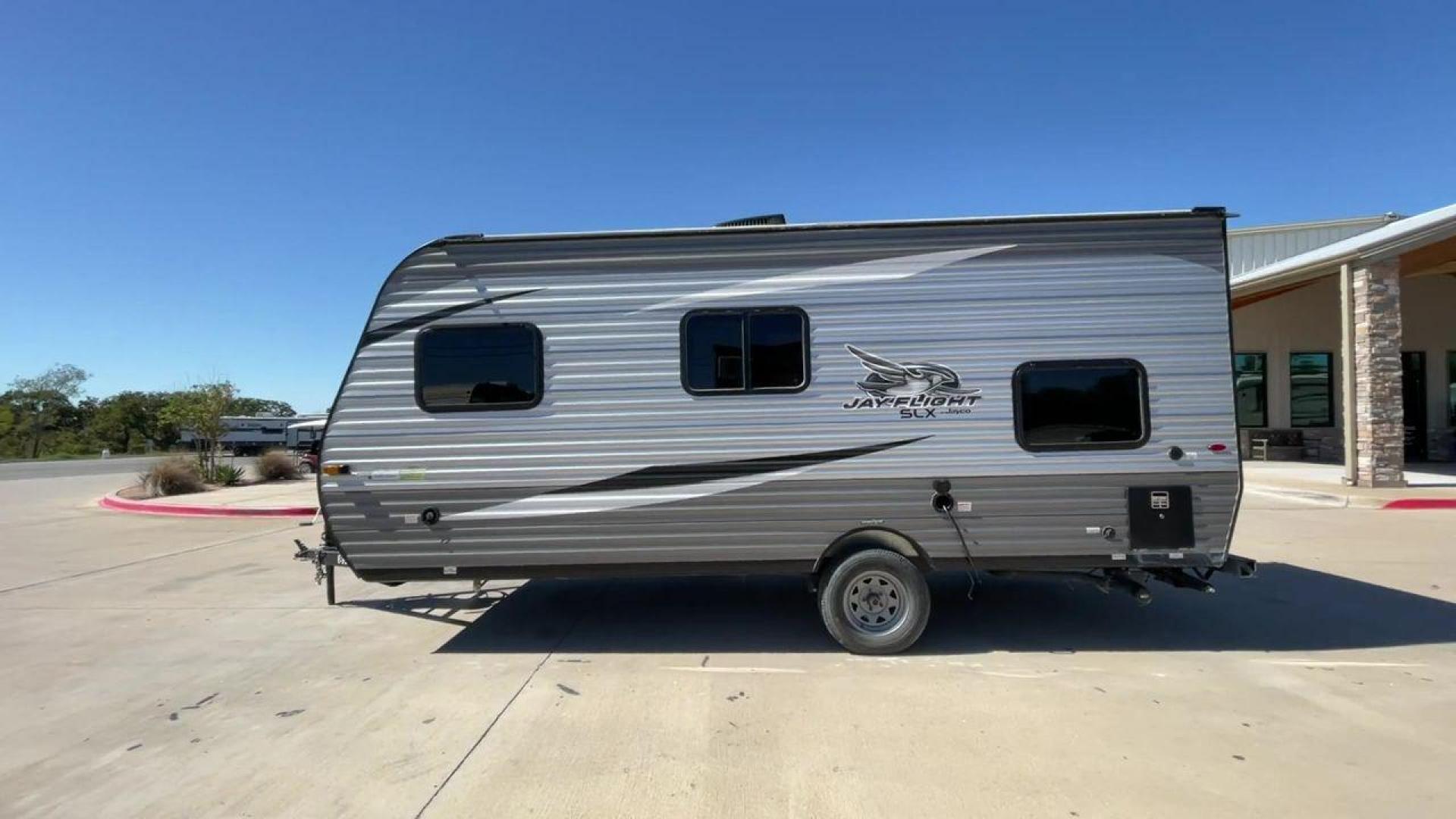 2021 JAYCO JAY FLIGHT SLX 174BH (1UJBJ0AJ1M1) , Length: 21.67 ft | Dry Weight: 3,075 lbs | GVWR: 3,950 lbs | Slides: 0 transmission, located at 4319 N Main St, Cleburne, TX, 76033, (817) 678-5133, 32.385960, -97.391212 - Photo#6