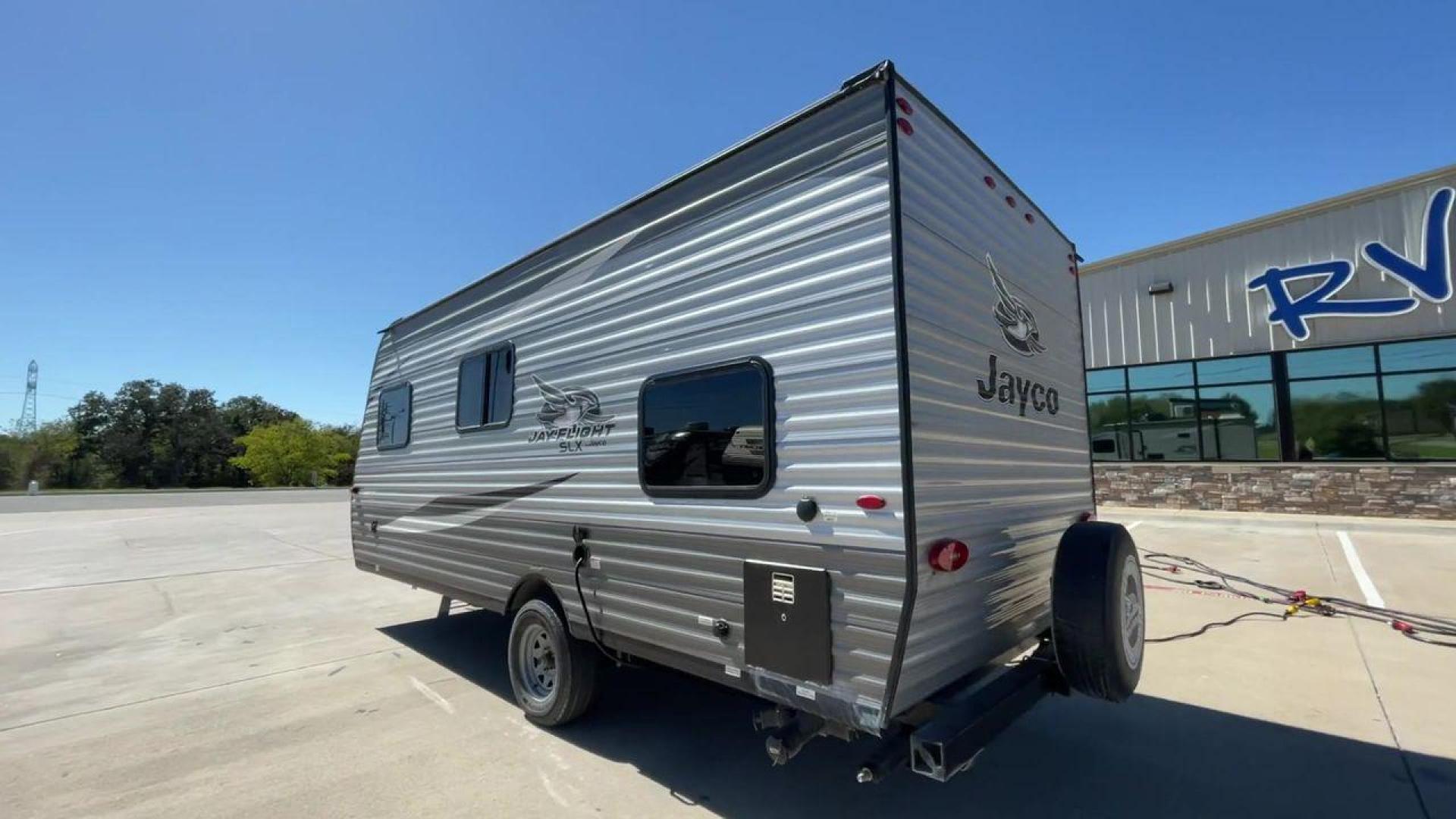 2021 JAYCO JAY FLIGHT SLX 174BH (1UJBJ0AJ1M1) , Length: 21.67 ft | Dry Weight: 3,075 lbs | GVWR: 3,950 lbs | Slides: 0 transmission, located at 4319 N Main St, Cleburne, TX, 76033, (817) 678-5133, 32.385960, -97.391212 - Photo#7