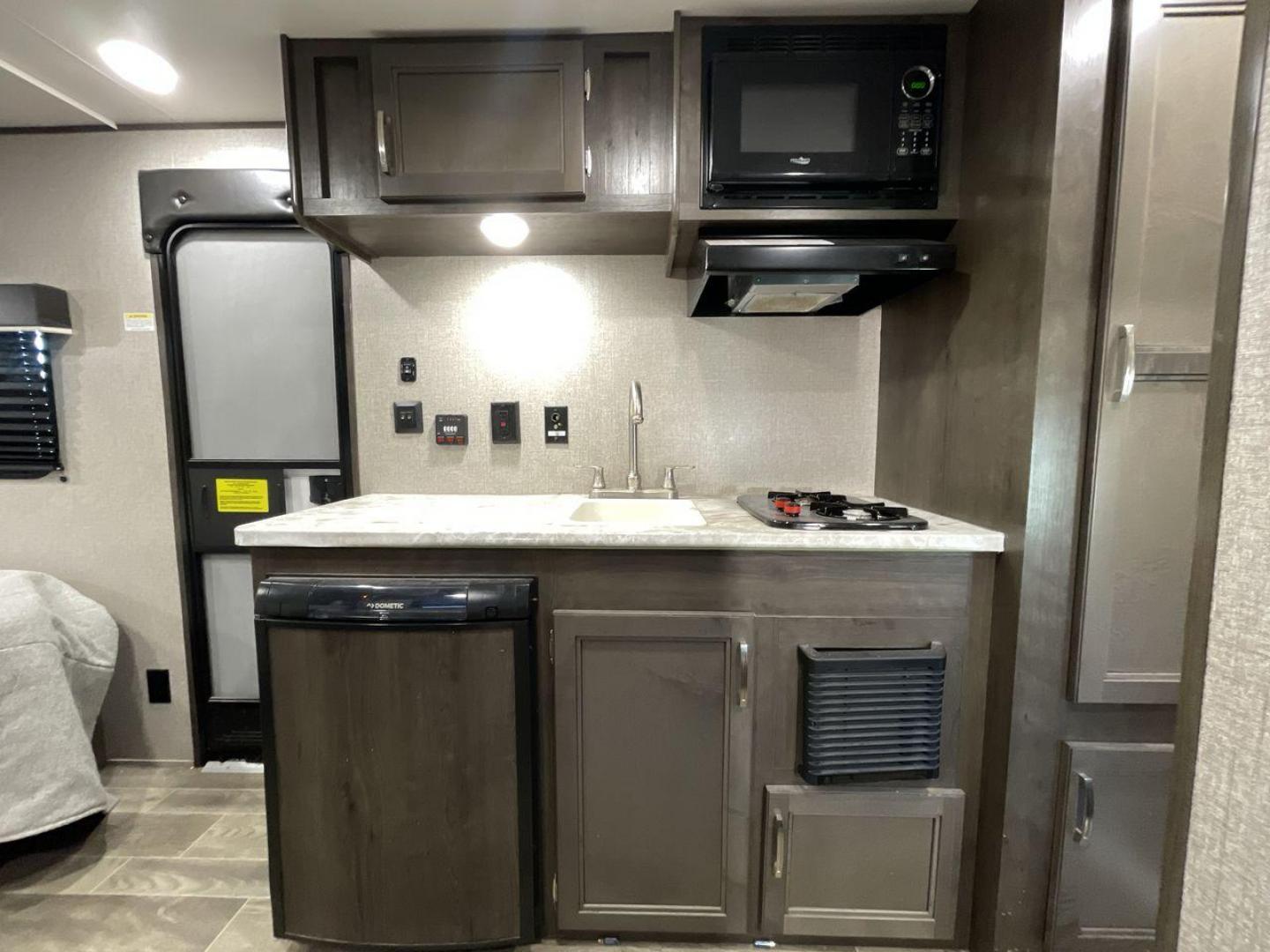 2021 JAYCO JAY FLIGHT SLX 174BH (1UJBJ0AJ1M1) , Length: 21.67 ft | Dry Weight: 3,075 lbs | GVWR: 3,950 lbs | Slides: 0 transmission, located at 4319 N Main St, Cleburne, TX, 76033, (817) 678-5133, 32.385960, -97.391212 - Photo#10