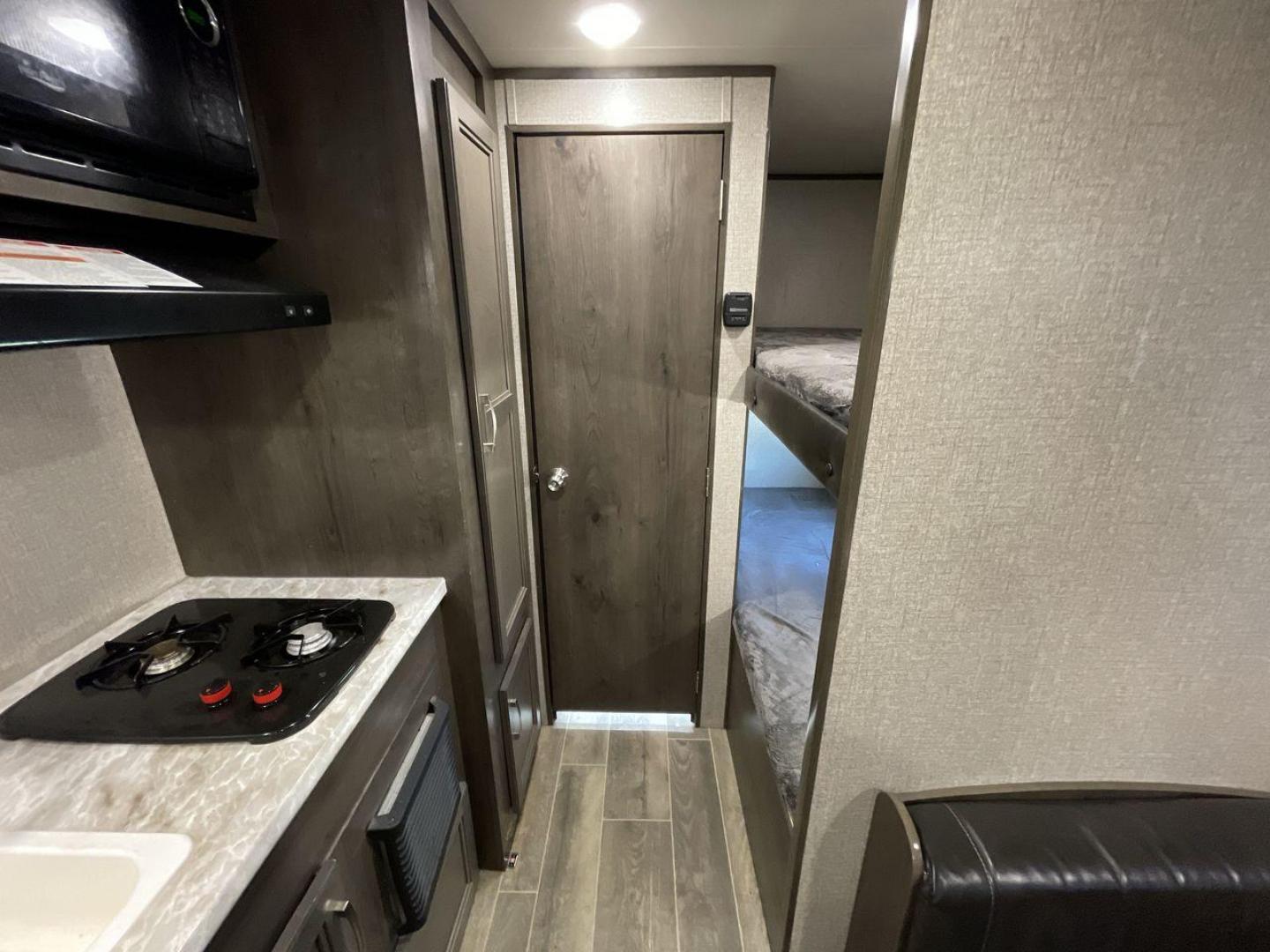 2021 JAYCO JAY FLIGHT SLX 174BH (1UJBJ0AJ1M1) , Length: 21.67 ft | Dry Weight: 3,075 lbs | GVWR: 3,950 lbs | Slides: 0 transmission, located at 4319 N Main St, Cleburne, TX, 76033, (817) 678-5133, 32.385960, -97.391212 - Photo#14