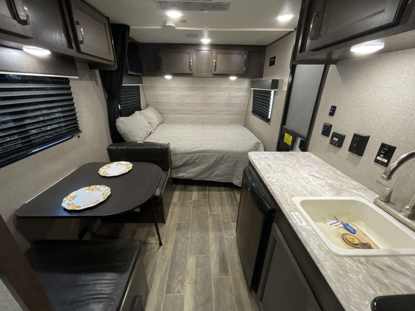 2021 JAYCO JAY FLIGHT SLX 174BH (1UJBJ0AJ1M1) , Length: 21.67 ft | Dry Weight: 3,075 lbs | GVWR: 3,950 lbs | Slides: 0 transmission, located at 4319 N Main St, Cleburne, TX, 76033, (817) 678-5133, 32.385960, -97.391212 - Photo#15