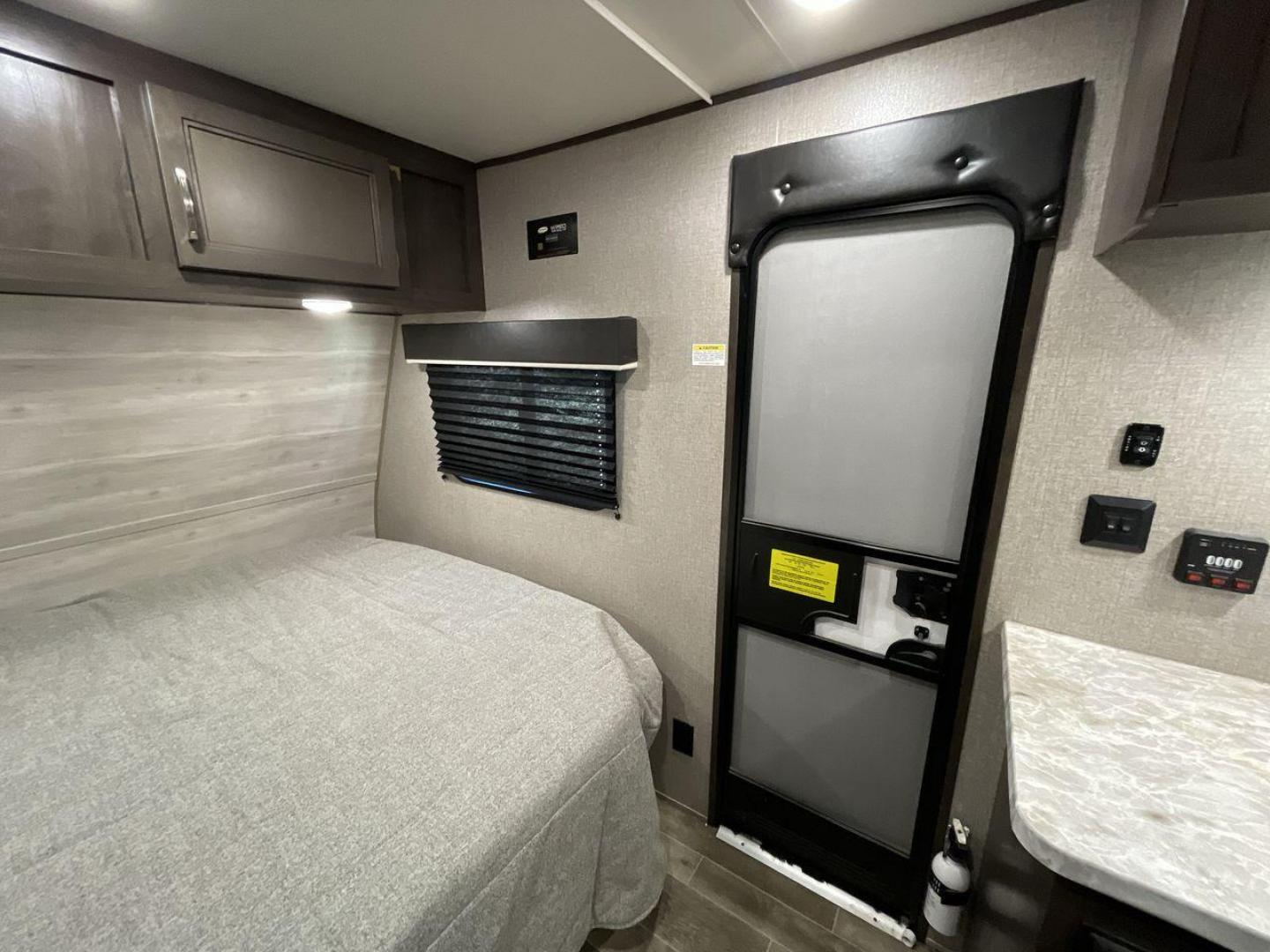 2021 JAYCO JAY FLIGHT SLX 174BH (1UJBJ0AJ1M1) , Length: 21.67 ft | Dry Weight: 3,075 lbs | GVWR: 3,950 lbs | Slides: 0 transmission, located at 4319 N Main St, Cleburne, TX, 76033, (817) 678-5133, 32.385960, -97.391212 - Photo#17