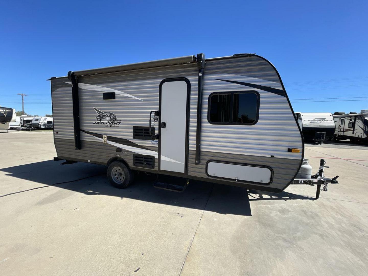 2021 JAYCO JAY FLIGHT SLX 174BH (1UJBJ0AJ1M1) , Length: 21.67 ft | Dry Weight: 3,075 lbs | GVWR: 3,950 lbs | Slides: 0 transmission, located at 4319 N Main St, Cleburne, TX, 76033, (817) 678-5133, 32.385960, -97.391212 - Photo#22