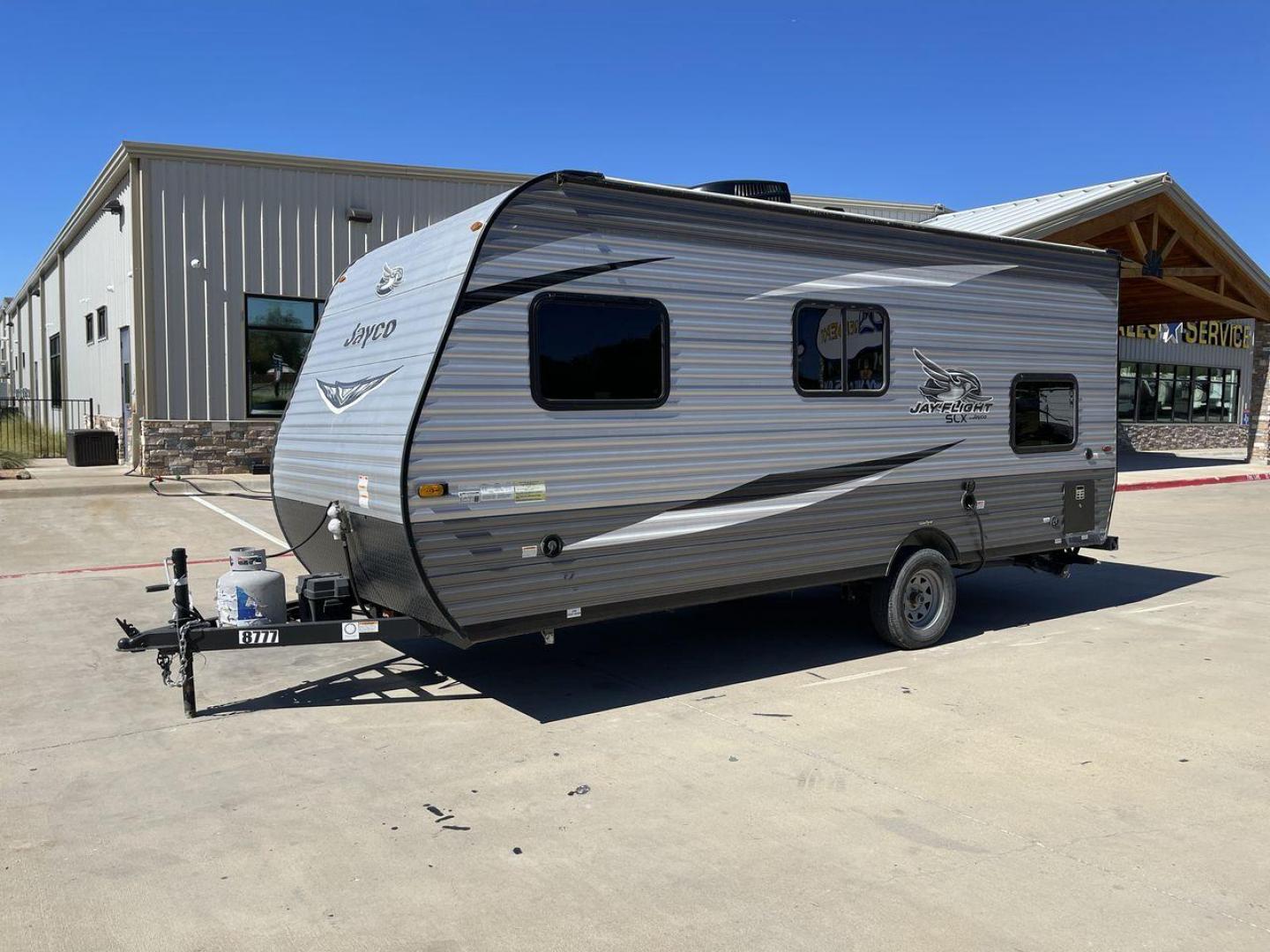 2021 JAYCO JAY FLIGHT SLX 174BH (1UJBJ0AJ1M1) , Length: 21.67 ft | Dry Weight: 3,075 lbs | GVWR: 3,950 lbs | Slides: 0 transmission, located at 4319 N Main St, Cleburne, TX, 76033, (817) 678-5133, 32.385960, -97.391212 - Photo#23