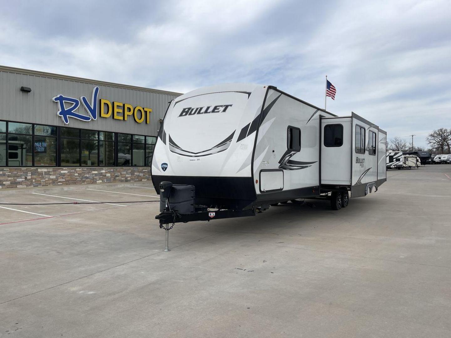 2021 KEYSTONE BULLET 331BHS (4YDT33120MT) , located at 4319 N Main St, Cleburne, TX, 76033, (817) 678-5133, 32.385960, -97.391212 - Photo#0