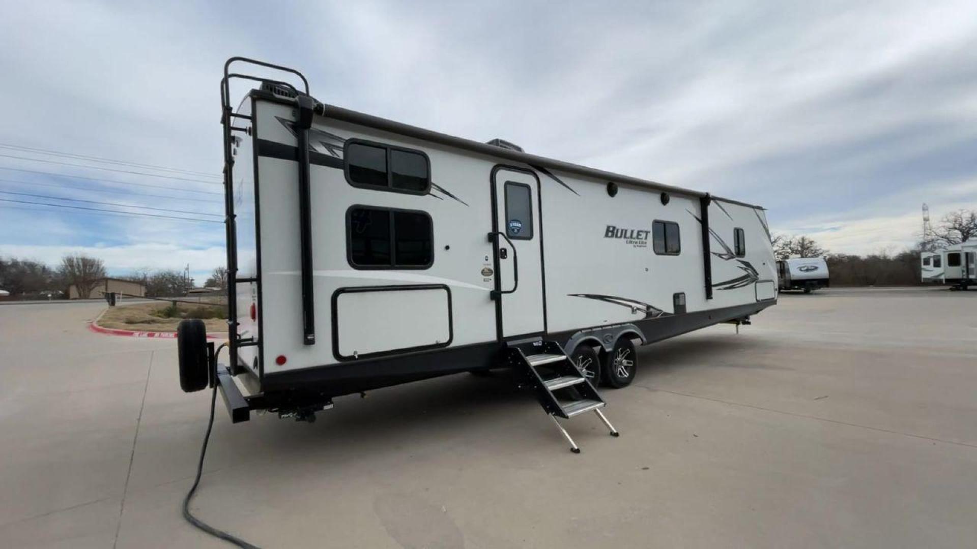 2021 KEYSTONE BULLET 331BHS (4YDT33120MT) , located at 4319 N Main St, Cleburne, TX, 76033, (817) 678-5133, 32.385960, -97.391212 - Photo#1