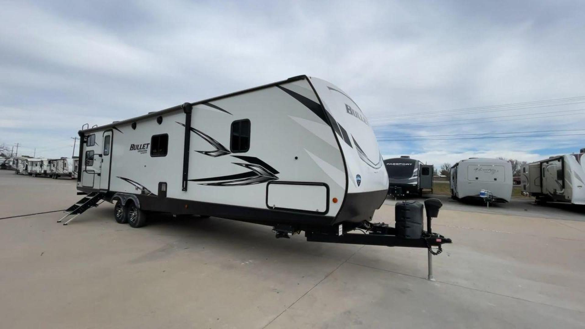 2021 KEYSTONE BULLET 331BHS (4YDT33120MT) , located at 4319 N Main St, Cleburne, TX, 76033, (817) 678-5133, 32.385960, -97.391212 - Photo#3