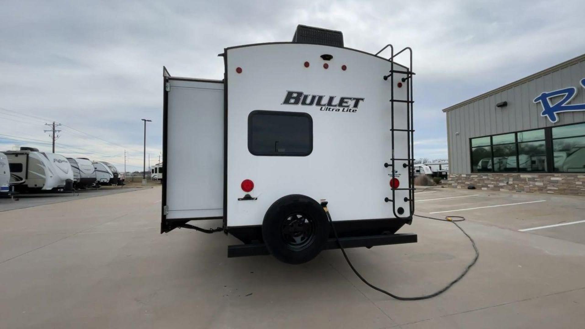 2021 KEYSTONE BULLET 331BHS (4YDT33120MT) , located at 4319 N Main St, Cleburne, TX, 76033, (817) 678-5133, 32.385960, -97.391212 - Photo#8