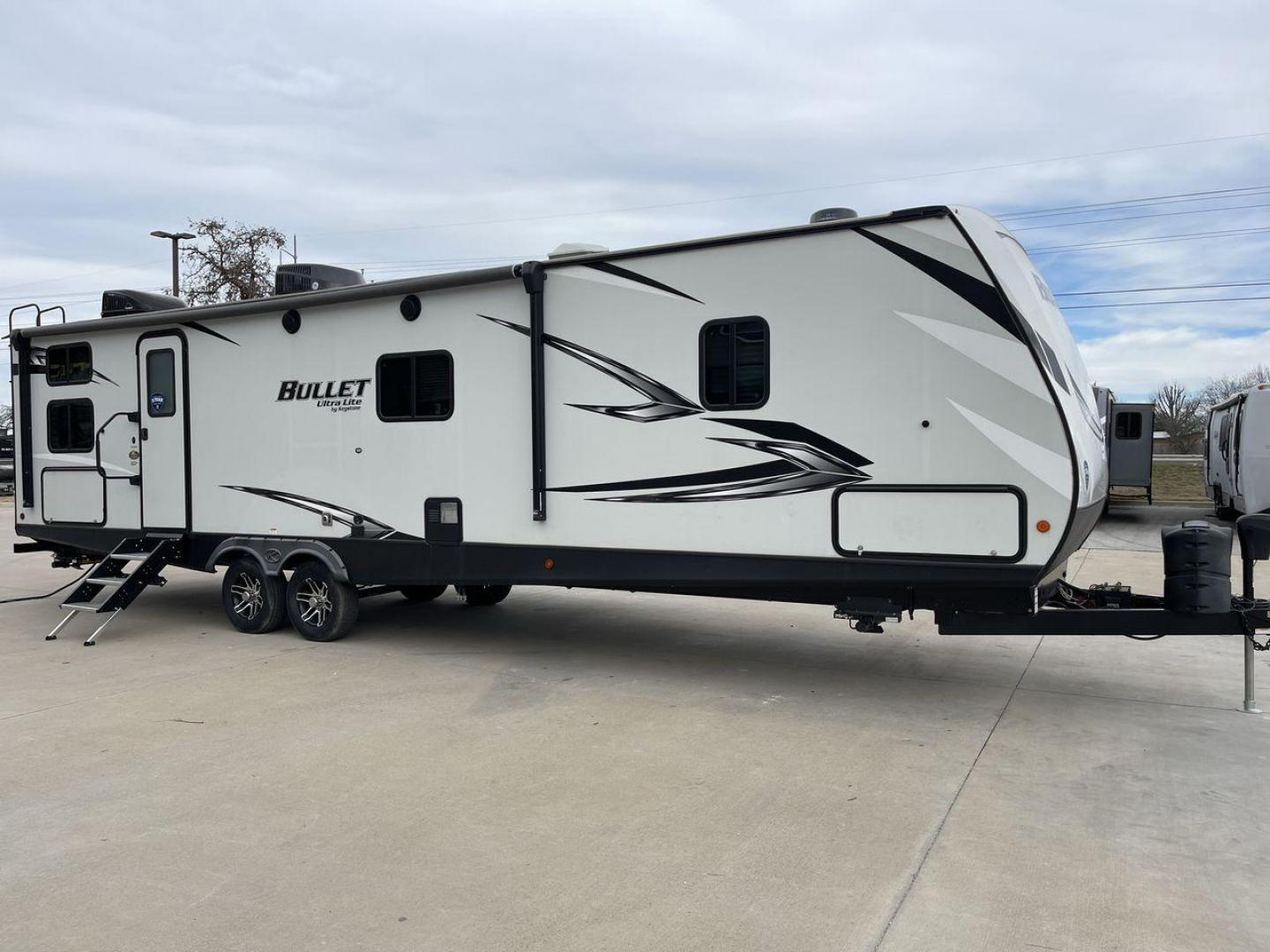 2021 KEYSTONE BULLET 331BHS (4YDT33120MT) , located at 4319 N Main St, Cleburne, TX, 76033, (817) 678-5133, 32.385960, -97.391212 - Photo#23